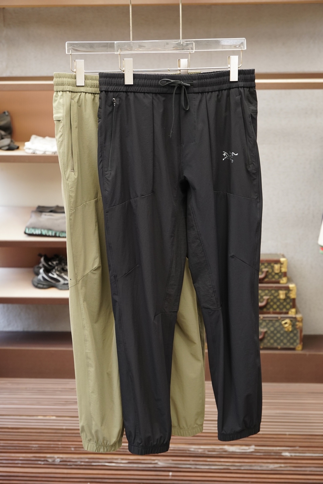 NO:833428,Arc'teryx's 2026 spring and summer hot model welds the sense of relaxation to your body!  Who knows?  Black sweatpants can also be worn to create a high-luxury atmosphere. The three-dimensional tailoring is perfect for concealing the body, and the leg-binding version is not draggy. The waistband is embroidered with letter logo and neat lines. It is elegant for daily street wear or commuting. It is worthy of being the 'all-match trousers' in the luxury fashion world. M-3XL. Black card, arc'teryx,19860909始祖鸟2026春夏爆款把松弛感焊在身上！ 谁懂啊！黑色卫裤也能穿出高奢氛围感 立体剪裁藏肉一绝,束脚版型不拖沓, 腰头加刺绣字母logo+利落线条, 日常出街/通勤叠穿都显贵, 不愧是奢潮界的“百搭神裤 M-3XL.黑卡,arc'teryx,,Men's clothing