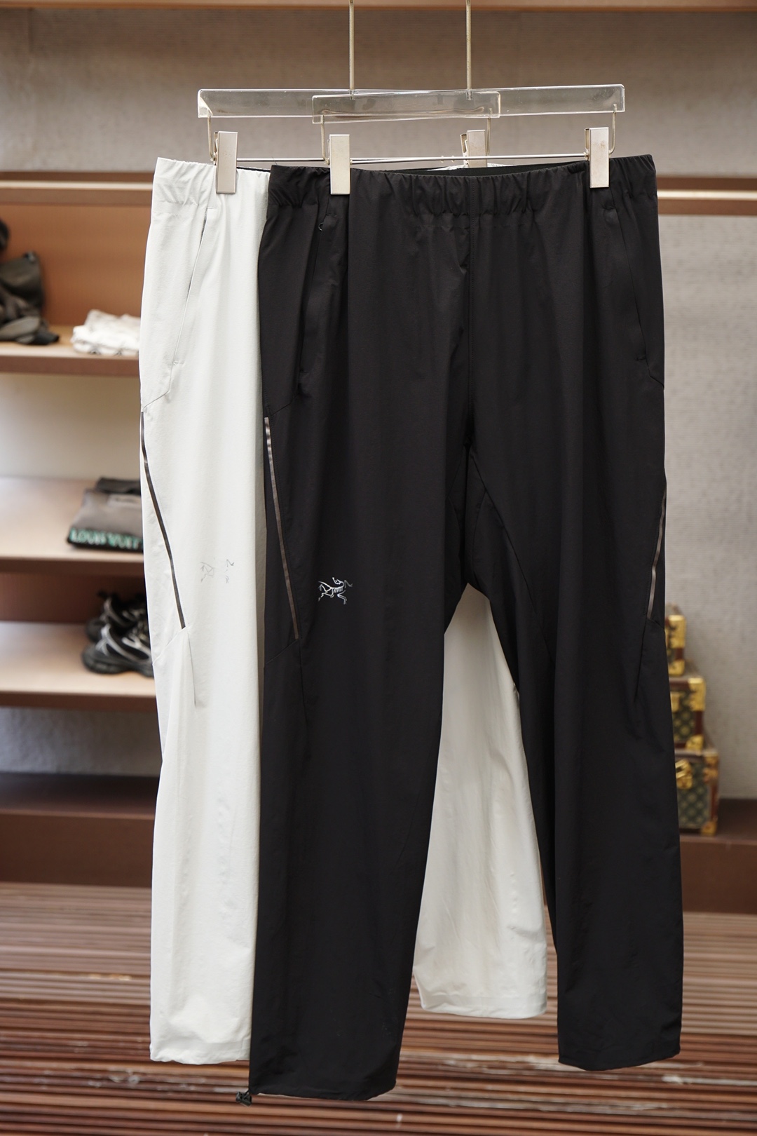 NO:833435,Arc'teryx/2026 spring and summer hot style welds the sense of relaxation to the body!  Who knows?  Black sweatpants can also be worn to create a high-end luxury atmosphere. The three-dimensional tailoring is perfect for concealing the body, the leg-binding version is not draggy, and the waistband is embroidered with letter logo + neat lines. It is elegant for daily outings and commuting. It is worthy of being the 'all-match trousers' in the luxury fashion world. M-3XL. Black beige and gray, arc'teryx,19860909始祖鸟/2026春夏爆款把松弛感焊在身上！ 谁懂啊！黑色卫裤也能穿出高奢氛围感 立体剪裁藏肉一绝,束脚版型不拖沓, 腰头加刺绣字母logo+利落线条, 日常出街/通勤叠穿都显贵, 不愧是奢潮界的“百搭神裤 M-3XL.黑米灰,arc'teryx,,Men's clothing