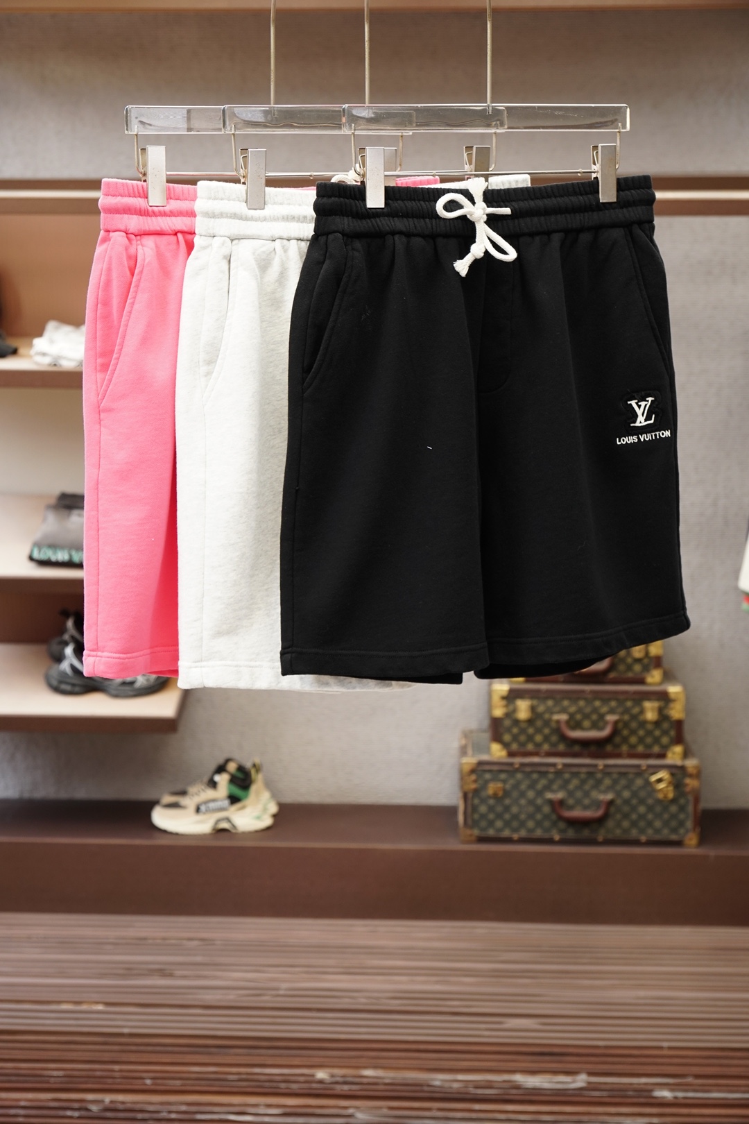 NO:833442,LV- 2026 popular shorts, made of ultra-thin pure cotton fabric, smooth and comfortable to wear, and the logo is full of high-end style. The details of the hemming and routing are meticulous and perfect, and the natural environmentally friendly dyes prevent the material from becoming hard and compact. Enjoy the freshness of summer. Sizes M～3XL,, louis vuitton, shorts,19860909LV- 2026爆款短裤,精选超薄纯棉面料,细滑舒适的穿着感,Logo满满高级感风格.细节包边走线工艺细致完美,天然环保染料杜绝材料组织发硬板结.尽享夏日清新气息. 尺码M～3XL,,louis vuitton,shorts,,Men's clothing