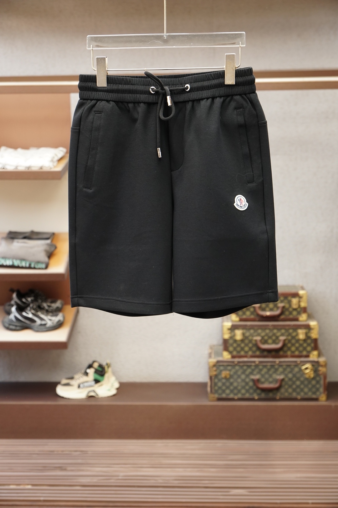 NO:833450,Moncler - 2026 popular shorts, made of ultra-thin pure cotton fabric, smooth and comfortable to wear, and the logo is full of high-end style. The details of the hemming and routing are meticulous and perfect, and the natural environmentally friendly dyes prevent the material from becoming hard and compact. Enjoy the freshness of summer. Sizes M～3XL,,Moncler,shorts,19860909蒙口/Moncler- 2026爆款短裤,精选超薄纯棉面料,细滑舒适的穿着感,Logo满满高级感风格.细节包边走线工艺细致完美,天然环保染料杜绝材料组织发硬板结.尽享夏日清新气息. 尺码M～3XL,,Moncler,shorts,,Men's clothing