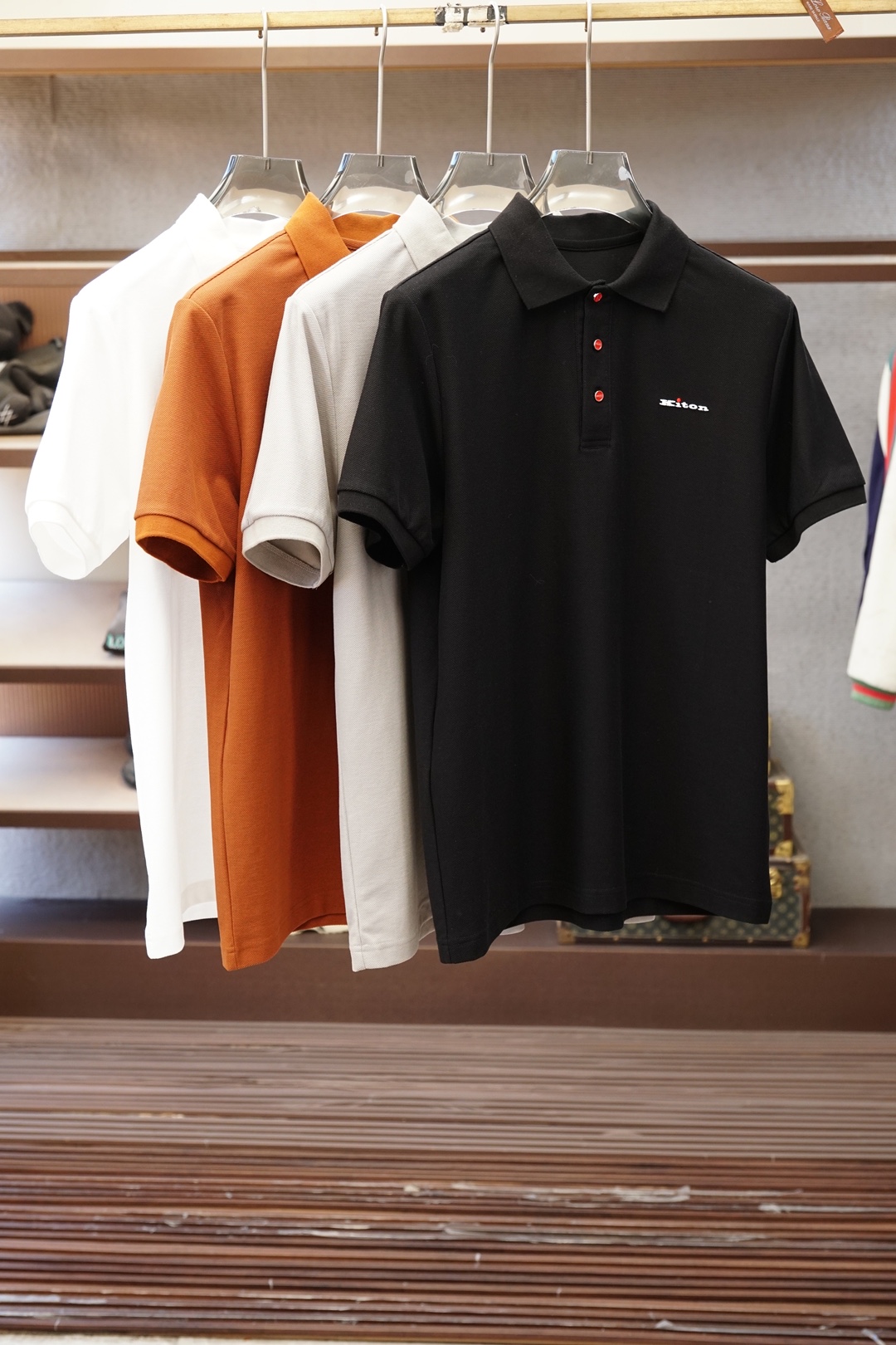 NO:914784,Kiton, Kiton's latest men's business casual clean short-sleeved POLO shirt in the summer of 2026, sold through the channel of a Hong Kong trading company, produced by high-end Italian OEM, the same style is on sale on the official website, a star-level product, exclusively released today!  It is a highly recognizable regular item in the men's wear circle. It is highly moldable. The overall design continues the brand's minimalist aesthetics. The overall use of clean silhouette is superimposed on the delicate texture of high-end double-sided mercerized piqué cotton. The texture is presented to the eye through precise textile technology. It is clean and restrained, highlighting the century-old British elegant design concept. The edge of the collar is unique, combining the main solid color with the brand's classic plaid pattern.  The proportions are cleverly integrated into a color-blocked collar, revealing the aristocratic status in a low-key and calm manner, which is eye-catching. The chest is the finishing touch, with the exquisite embroidered logo of the brand's classic war horse, which is full of heroism. It is matched with a neat small square collar and finely threaded cuffs, and three natural mother-of-pearl buttons on the placket, which is full of high-end feeling. Every small detail undoubtedly shows the brand designer's determination to pursue perfection in the product!   100% double-sided mercerized pique cotton fabric imported from Italy, with clean grain texture, dense skin feel, gentle and bright, drape without wrinkles, and smooth lines to the end, making every step crisp and neat, perfectly integrating the British gentleman style, in line with the modern city  It has an unshakable aura. Both colors are the cornerstones of the wardrobe, easily connecting the rigor of the conference room with the ease of the weekend dinner. The tailoring takes into account both Asian body shapes and European and American silhouettes, allowing gentlemen of every body shape to calmly control this elegant breath from London!  Size M-3XL,,,T-shirt,19860909Kiton,奇顿2026年夏季最新男士商务休闲款净版短袖POLO衫,香港贸易公司渠道货,高端意大利代工出品,官网同款在售,明星级产物,今独家发行！男装圈极具辨识度的定番单品,塑造性极高,通体设计延续品牌极简美学,整体运用净版廓形叠加高级双面丝光珠地棉的细腻肌理,通过精密的纺织工艺将质感呈现在人眼前一亮,干净且克制,突显百年英伦优雅的设计理念.衣领边缘别出心裁,将主体纯色与品牌经典格纹按二八比例巧妙融合为拼色领圈,于低调沉稳中流露贵族身份,夺人眼球.胸前更是点睛之笔,搭载品牌经典战马精美刺绣标识,英气十足,搭配利落小方领与细密螺纹袖口,门襟三粒天然贝母扣,满满的高级感,每一处小细节无疑都是在展现品牌设计师对产品的高度追求完美的决心！  客供意大利进口百分百双面丝光珠地棉面料,干净的颗粒纹理,绵密肤感,温柔且明亮,垂坠不皱,线条一顺到底,让每一步都干脆利落,完美融合英伦绅士格调,符合现代都市自带不可撼动的气场.两色皆为衣橱基石,轻松串联会议室的严谨与周末晚宴的洒脱.剪裁兼顾亚洲身形与欧美廓形,让每一种体态的绅士都能从容驾驭这份来自伦敦的优雅呼吸！尺码M-3XL,,,T-shirt,,Men's clothing