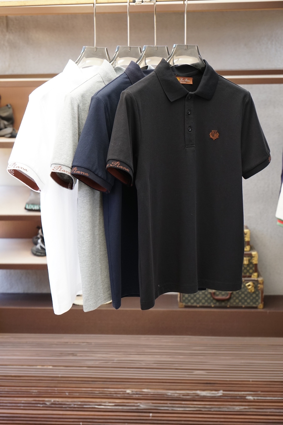 NO:914758,LP-2026 summer latest men's business casual clean short-sleeved POLO shirt, product from Hong Kong trading company channel, high-end Italian OEM product, the same style is on sale on the official website, star-level product, exclusively released today!  It is a highly recognizable regular item in the men's wear circle. It is highly moldable. The overall design continues the brand's minimalist aesthetics. The overall use of clean silhouette is superimposed on the delicate texture of high-end double-sided mercerized piqué cotton. The texture is presented to the eye through precise textile technology. It is clean and restrained, highlighting the century-old British elegant design concept. The edge of the collar is unique, combining the main solid color with the brand's classic plaid pattern.  The proportions are cleverly integrated into a color-blocked collar, revealing the aristocratic status in a low-key and calm manner, which is eye-catching. The chest is the finishing touch, with the exquisite embroidered logo of the brand's classic war horse, which is full of heroism. It is matched with a neat small square collar and finely threaded cuffs, and three natural mother-of-pearl buttons on the placket, which is full of high-end feeling. Every small detail undoubtedly shows the brand designer's determination to pursue perfection in the product!   100% double-sided mercerized pique cotton fabric imported from Italy, with clean grain texture, dense skin feel, gentle and bright, drape without wrinkles, and smooth lines to the end, making every step crisp and neat, perfectly integrating the British gentleman style, in line with the modern city  It has an unshakable aura. Both colors are the cornerstones of the wardrobe, easily connecting the rigor of the conference room with the ease of the weekend dinner. The tailoring takes into account both Asian body shapes and European and American silhouettes, allowing gentlemen of every body shape to calmly control this elegant breath from London!  Size M-3XL,,,loro piana,T-shirt,19860909LP-2026年夏季最新男士商务休闲款净版短袖POLO衫,香港贸易公司渠道货,高端意大利代工出品,官网同款在售,明星级产物,今独家发行！男装圈极具辨识度的定番单品,塑造性极高,通体设计延续品牌极简美学,整体运用净版廓形叠加高级双面丝光珠地棉的细腻肌理,通过精密的纺织工艺将质感呈现在人眼前一亮,干净且克制,突显百年英伦优雅的设计理念.衣领边缘别出心裁,将主体纯色与品牌经典格纹按二八比例巧妙融合为拼色领圈,于低调沉稳中流露贵族身份,夺人眼球.胸前更是点睛之笔,搭载品牌经典战马精美刺绣标识,英气十足,搭配利落小方领与细密螺纹袖口,门襟三粒天然贝母扣,满满的高级感,每一处小细节无疑都是在展现品牌设计师对产品的高度追求完美的决心！  客供意大利进口百分百双面丝光珠地棉面料,干净的颗粒纹理,绵密肤感,温柔且明亮,垂坠不皱,线条一顺到底,让每一步都干脆利落,完美融合英伦绅士格调,符合现代都市自带不可撼动的气场.两色皆为衣橱基石,轻松串联会议室的严谨与周末晚宴的洒脱.剪裁兼顾亚洲身形与欧美廓形,让每一种体态的绅士都能从容驾驭这份来自伦敦的优雅呼吸！尺码M-3XL,,,loro piana,T-shirt,,Men's clothing