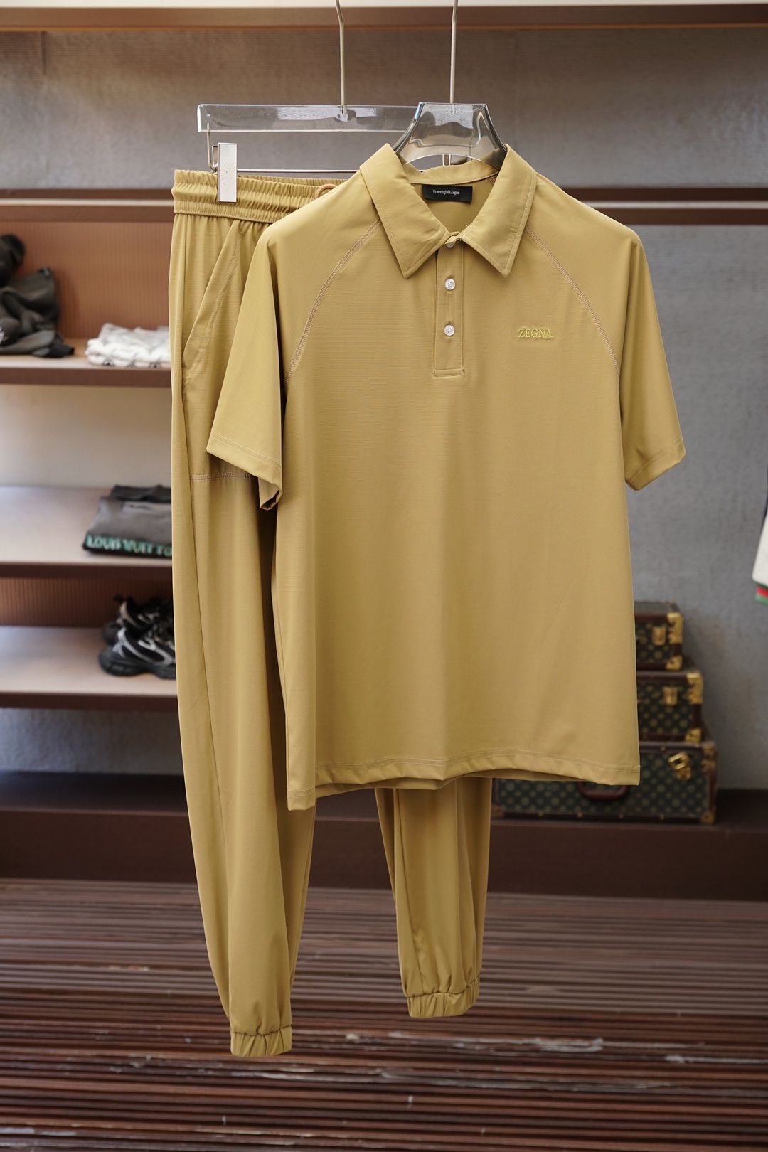 NO:833490,,Bc Brunello  Cucinelli-BC, the 2026 spring and summer new men's light luxury casual suit, combines Italian craftsmanship with contemporary sports aesthetics. The top is a short-sleeved half-zip Polo, with neat lapels to show your spirit, and a half- placket design to add a casual layer; the chest is delicate  The embroidered badge is the finishing touch, low-key highlighting the brand style. The bottoms are loose straight sports trousers with an elastic waistband and drawstring, which are comfortable and not flattering on the body shape. The side zipper pockets are both practical and fashionable. The same embroidery on the trouser legs echoes the top, and the overall coordination is high-end. The fabric is selected from Italy.  Made from combed cotton, it feels soft and breathable, and has a stylish drape. It is refreshing and not stuffy to wear in spring and summer, and it still retains its texture after washing. In terms of style, it breaks the boundaries between traditional business and sports. It is suitable for weekend outings and light sports scenes, and can also easily manage leisure commuting in the city.  , showing a calm and confident gentleman's style. The whole outfit is simple but not simple, and the details are full of ingenuity. It is a must-have item for modern men's wardrobe who pursues quality and style. M-4XL (model weighs 173,143 pounds, upper body size L),, brunello  cucinelli,T-shirt,19860909,Bc Brunello Cucinelli-BC,2026春夏新品男士轻奢休闲套装,将意式工艺与当代运动美学融合.上衣为短袖半拉链Polo,翻领利落显精神,半开襟设计增添随性层次；胸前精致刺绣徽章点睛,低调彰显品牌格调.下装是宽松直筒运动长裤,松紧腰头配抽绳,舒适不挑身形,侧边拉链口袋兼顾实用与潮流感,裤腿同款刺绣呼应上衣,整体协调高级.面料选用意大利原产精梳棉,触感柔软透气,垂坠有型,春夏穿着清爽不闷热,水洗后依然保持质感.风格上,它打破传统商务与运动的界限,既适配周末郊游、轻运动场景,也能轻松驾驭都市休闲通勤,展现从容自信的绅士型格.整套穿搭简约却不简单,细节处尽显匠心,是追求品质与风格的现代男士衣橱必备单品.M-4XL（模特173,143斤上身L码）,,brunello cucinelli,T-shirt,,Men's clothing
