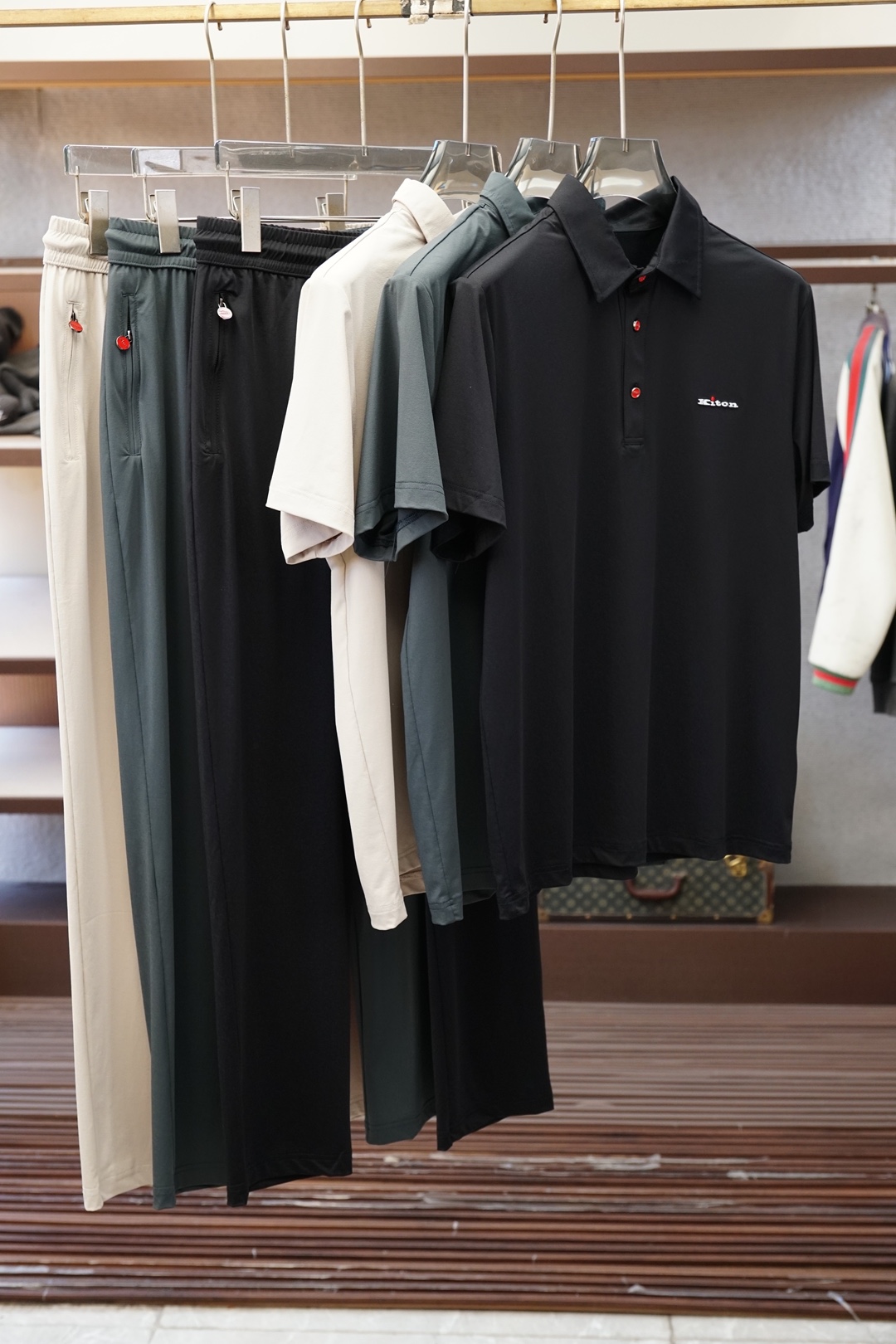 NO:833506,,Chiton/  , the 2026 spring and summer new men's light luxury casual suit combines Italian craftsmanship with contemporary sports aesthetics. The top is a short-sleeved half-zip Polo, with neat lapels that show spirit, and a half- placket design that adds a casual layer; the exquisite embroidered badge on the chest is the finishing touch and is low-key.  Highlight the brand style. The bottoms are loose straight-leg sports trousers with an elasticated waist and drawstring, which are comfortable and not flattering on the body shape. The side zipper pockets are both practical and fashionable. The same embroidery on the trouser legs echoes the top, and the overall coordination is high-end. The fabric is made of combed cotton originating from Italy.  It is soft and breathable to the touch, draped and stylish. It is refreshing and not stuffy to wear in spring and summer, and it still maintains its texture after washing. In terms of style, it breaks the traditional boundaries between business and sports. It is suitable for weekend outings and light sports scenes, and can also easily control urban leisure commuting, showing  A calm and confident gentleman's style. The whole outfit is simple but not simple, and the details are full of ingenuity. It is a must-have item for modern men's wardrobe who pursues quality and style. M-4XL (model weighs 173,143 pounds, upper body size L),, T-shirt,19860909,奇顿/ ,2026春夏新品男士轻奢休闲套装,将意式工艺与当代运动美学融合.上衣为短袖半拉链Polo,翻领利落显精神,半开襟设计增添随性层次；胸前精致刺绣徽章点睛,低调彰显品牌格调.下装是宽松直筒运动长裤,松紧腰头配抽绳,舒适不挑身形,侧边拉链口袋兼顾实用与潮流感,裤腿同款刺绣呼应上衣,整体协调高级.面料选用意大利原产精梳棉,触感柔软透气,垂坠有型,春夏穿着清爽不闷热,水洗后依然保持质感.风格上,它打破传统商务与运动的界限,既适配周末郊游、轻运动场景,也能轻松驾驭都市休闲通勤,展现从容自信的绅士型格.整套穿搭简约却不简单,细节处尽显匠心,是追求品质与风格的现代男士衣橱必备单品.M-4XL（模特173,143斤上身L码）,,T-shirt,,Men's clothing