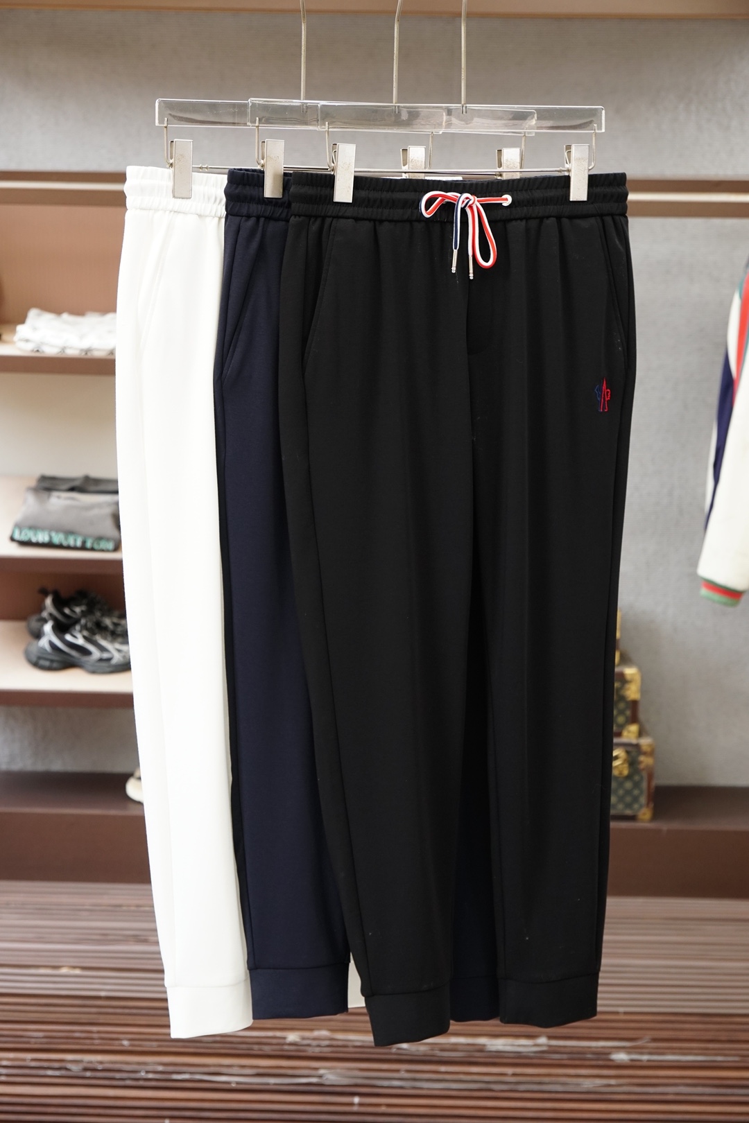 NO:914793,Mouthless/2026ss new spring and summer casual pants!  On sale simultaneously on the official website. Casual pants with the brand's classic LOGO, customized with Lycel Tencel and modal cotton, ultra-thin elastic straps, excellent comfort, strong hand feel. Highly recognizable, perfect appearance and craftsmanship. Sizes M-3XL, Moncler,19860909蒙口/2026ss春夏新款休闲裤！官网同步发售.品牌经典LOGO休闲裤 ,定制来塞尔天丝加莫代尔棉,超薄带弹力舒适度极好,手触感强烈.辨识度极高,完美品相工艺. 尺码M-3XL,,Moncler,,Men's clothing