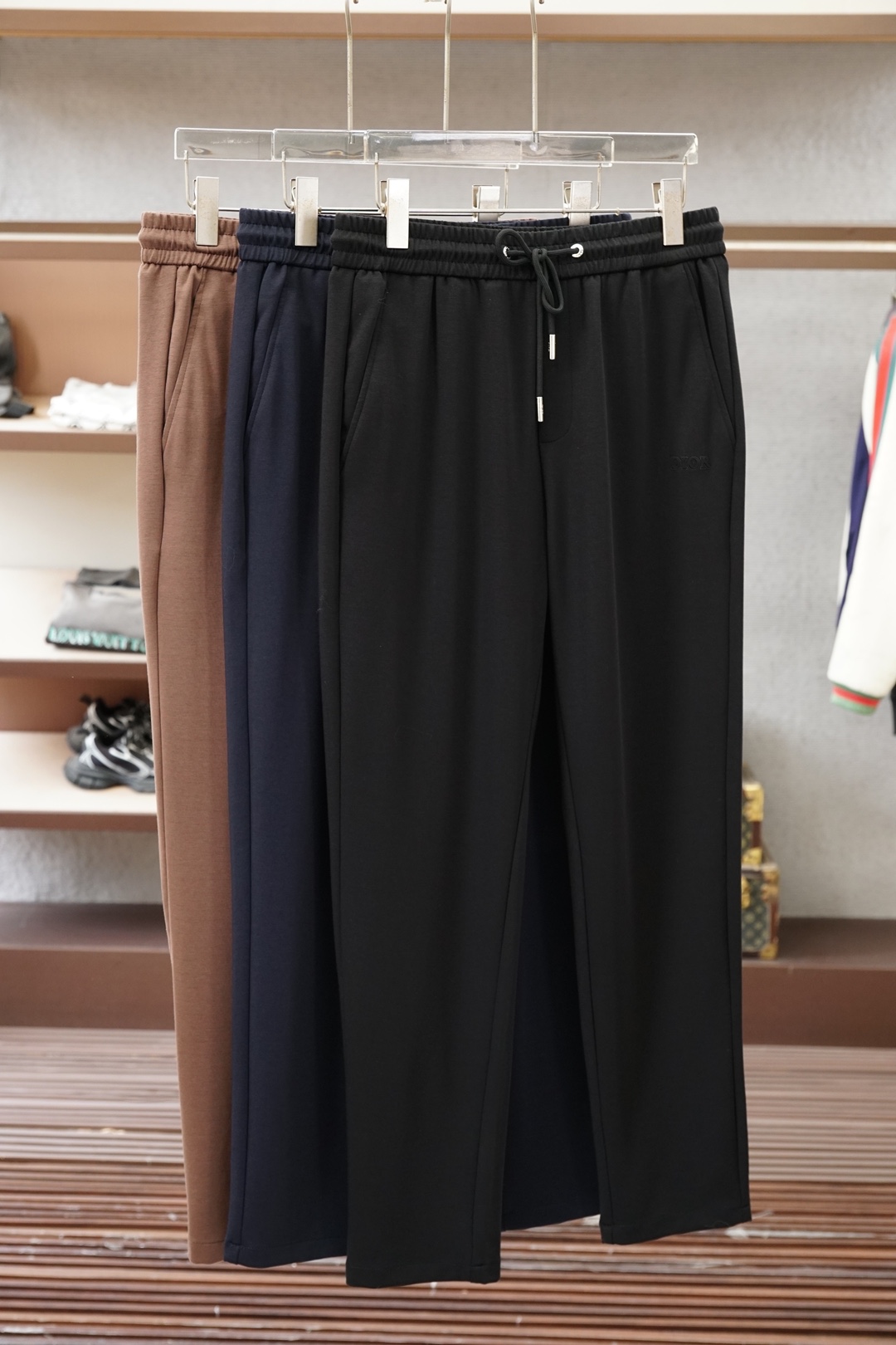 NO:914795,Dior Dior 2026ss new spring and summer casual pants!  On sale simultaneously on the official website. Casual pants with the brand's classic LOGO, customized with Lycel Tencel and modal cotton, ultra-thin straps with excellent elasticity and comfort, strong hand feel. Highly recognizable, perfect appearance and craftsmanship. Sizes M-3XL,, dior, dior,19860909Dior迪奥2026ss春夏新款休闲裤！官网同步发售.品牌经典LOGO休闲裤 ,定制来塞尔天丝加莫代尔棉,超薄带弹力舒适度极好,手触感强烈.辨识度极高,完美品相工艺. 尺码M-3XL,,dior,dior,,Men's clothing