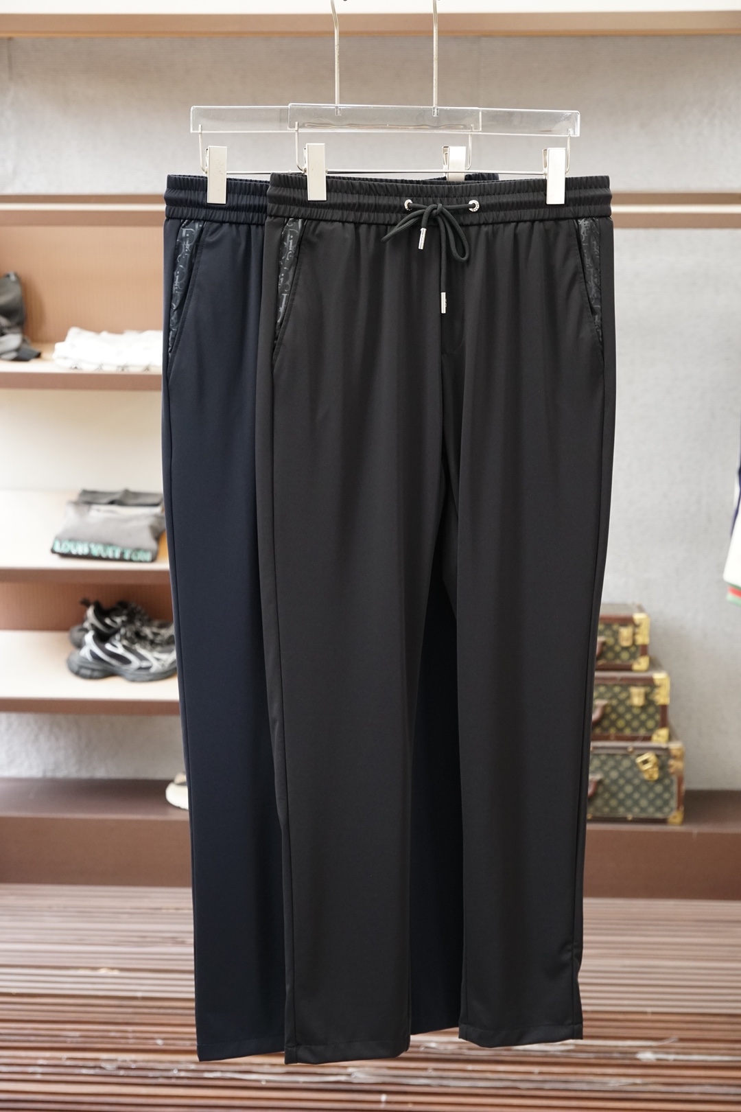 NO:914791,Dior Dior 2026ss new spring and summer casual pants!  On sale simultaneously on the official website. Casual pants with the brand's classic LOGO, customized with Lycel Tencel and modal cotton, ultra-thin straps with excellent elasticity and comfort, strong hand feel. Highly recognizable, perfect appearance and craftsmanship. Sizes M-3XL,, dior, dior,19860909Dior迪奥2026ss春夏新款休闲裤！官网同步发售.品牌经典LOGO休闲裤 ,定制来塞尔天丝加莫代尔棉,超薄带弹力舒适度极好,手触感强烈.辨识度极高,完美品相工艺. 尺码M-3XL,,dior,dior,,Men's clothing