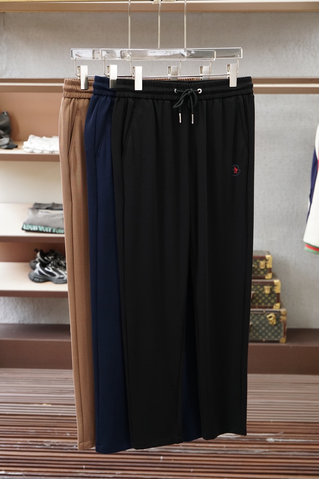 NO:914789,Mouthless/2026ss new spring and summer casual pants!  On sale simultaneously on the official website. Casual pants with the brand's classic LOGO, customized with Lycel Tencel and modal cotton, ultra-thin elastic straps, excellent comfort, strong hand feel. Highly recognizable, perfect appearance and craftsmanship. Sizes M-3XL, Moncler,19860909蒙口/2026ss春夏新款休闲裤！官网同步发售.品牌经典LOGO休闲裤 ,定制来塞尔天丝加莫代尔棉,超薄带弹力舒适度极好,手触感强烈.辨识度极高,完美品相工艺. 尺码M-3XL,,Moncler,,Men's clothing