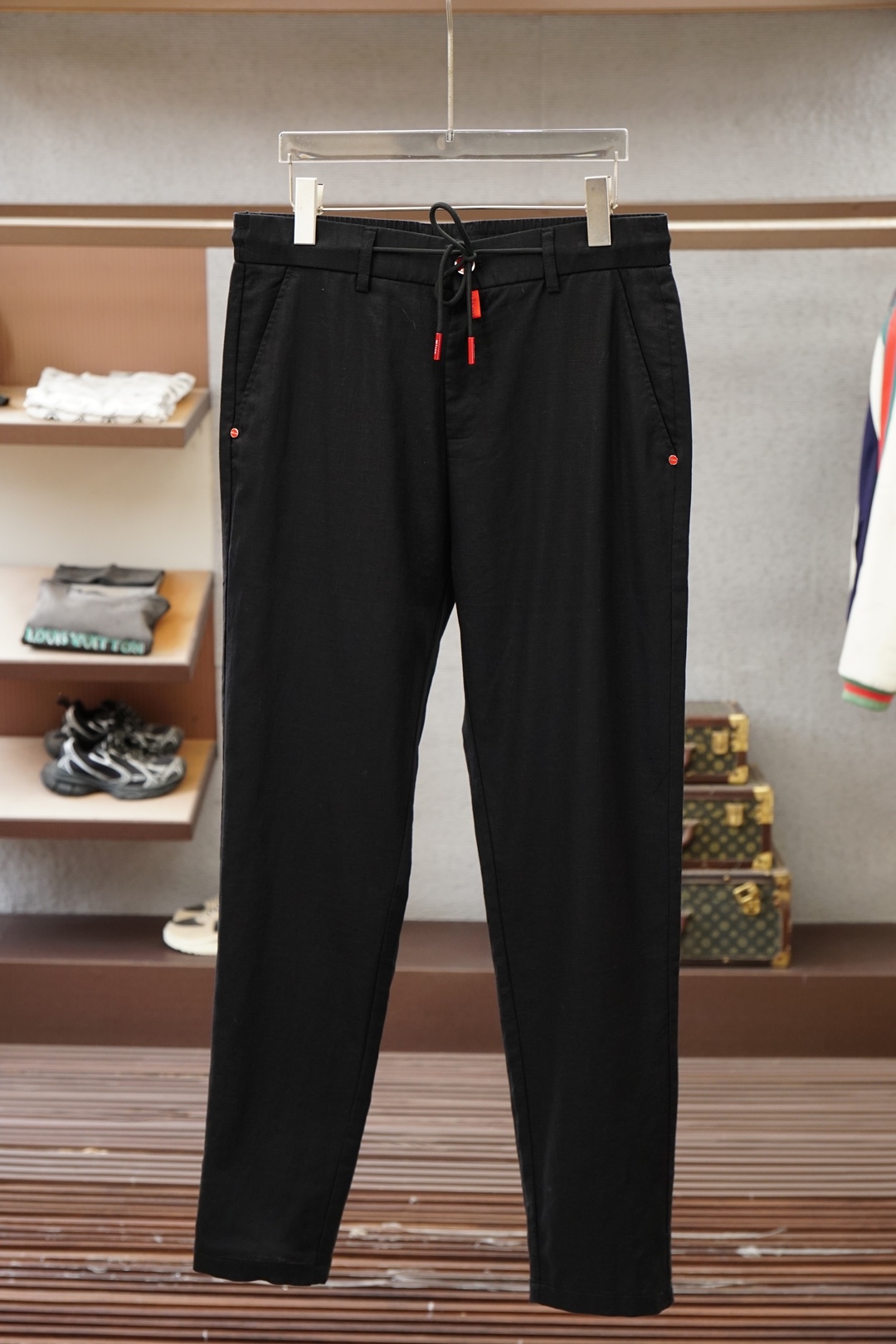 NO:914787,Kiton/2026ss new spring and summer casual pants!  On sale simultaneously on the official website. Casual pants with the brand's classic LOGO, customized with Lycel Tencel and modal cotton, ultra-thin elastic straps, excellent comfort, strong hand feel. Highly recognizable, perfect appearance and craftsmanship. Sizes M-3XL,,19860909Kiton奇顿/2026ss春夏新款休闲裤！官网同步发售.品牌经典LOGO休闲裤 ,定制来塞尔天丝加莫代尔棉,超薄带弹力舒适度极好,手触感强烈.辨识度极高,完美品相工艺. 尺码M-3XL,,,Men's clothing