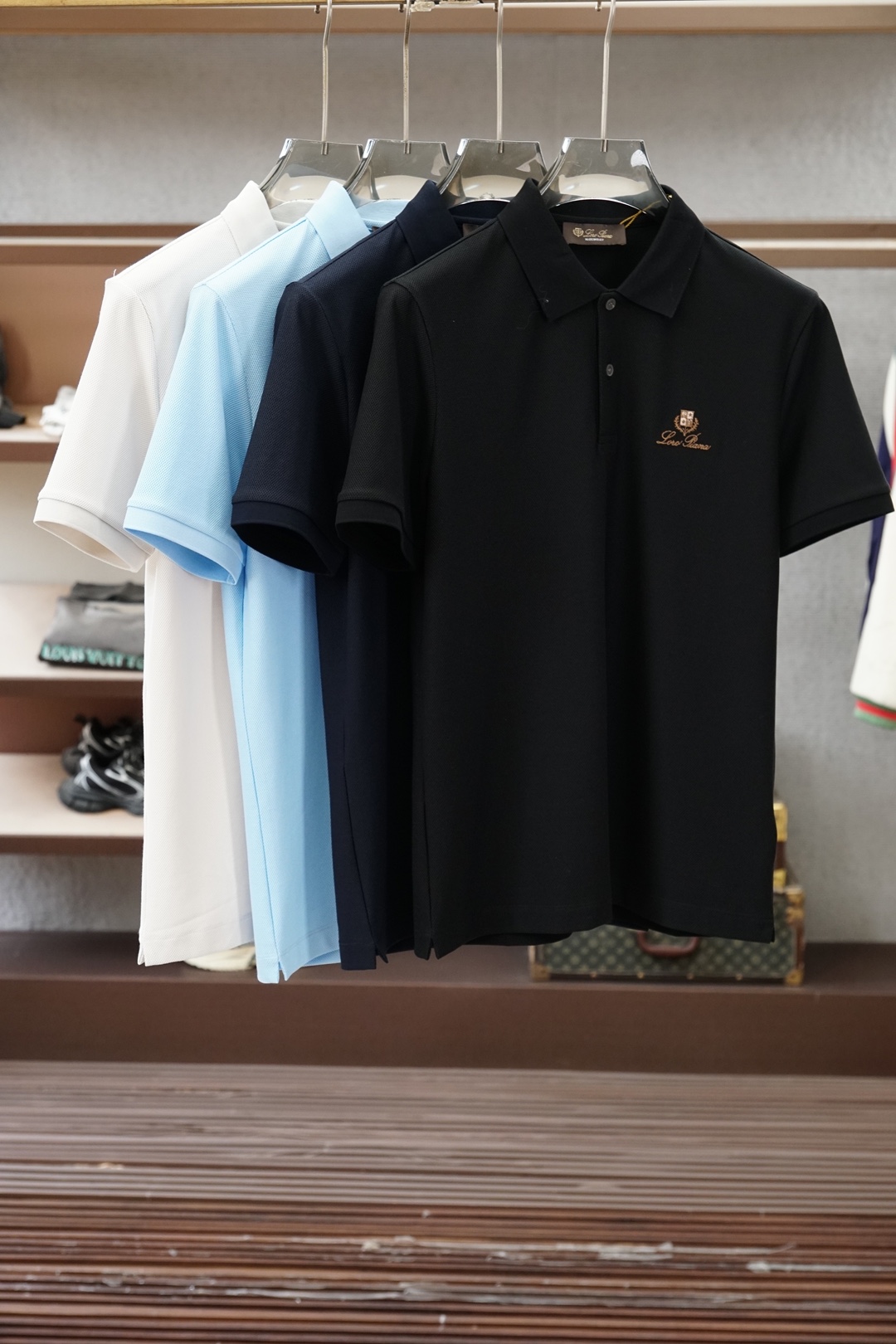 NO:914761,LP/2026ss new product is launched. Men's high-end bi-annual double mercerized vermilion blended Polo shirt. Say goodbye to stickiness when wearing it in summer and keep you feeling refreshed at all times. The embroidery embellishment design outlines exquisite details, the classic color system is suitable for diverse business scenarios, the delicate knitted texture shows high-end texture, and the three-dimensional tailoring fits the body shape without dragging, easily creating the elegant aura of an elite man.  From daily commuting to business negotiations, a Polo shirt that combines comfort and style is the finishing touch of a high-end wardrobe. Sizes M-3XL, loro piana,19860909LP/2026ss新品上线 男士高端双年双丝光朱地混纺Polo衫,夏日穿着告别黏腻,时刻保持清爽体感.刺绣点缀设计勾勒精致细节,经典色系适配多元商务场景,细腻针织肌理尽显高阶质感,立体剪裁贴合身形不拖沓,轻松打造精英男士的儒雅气场. 从日常通勤到商务洽谈,一件兼具舒适与格调的Polo衫,便是高阶衣橱的点睛之选.尺码M-3XL,,loro piana,,Men's clothing
