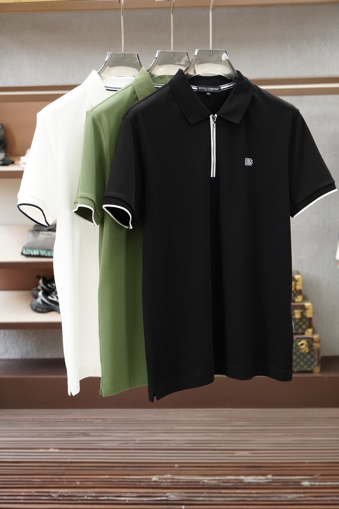 NO:835354,DG-2026's latest Polo series is low-key but highly recognizable. It selects pique mesh fabrics, which are breathable and crisp, saying goodbye to stuffiness and stickiness. The navy is calm, the black is neat, the white is refreshing, and the green is fresh. Whether it is a business meeting or daily commuting, you can easily hold the whole scene, say goodbye to the constraints of suits and leather shoes, and use a POLO to unlock the sense of urban relaxation. Dior's iconic logo is a silent expression of taste. The loose tailoring does not pick on the figure, and can be paired with jeans or casual pants.  Bring a sense of luxury into every moment of daily life. This POLO uses delicate fabrics and exquisite craftsmanship to redefine the texture of basic styles. Available in three colors, suitable for different moods and occasions. Whether you are comfortable when alone or calm when socializing, it can be the best carrier for you to express yourself. Color: black, white and green, size: M-3XL, dior, jeans, business suit,19860909DG-2026最新Polo系列,低调却极具辨识度,甄选珠地网眼面料,透气挺括,告别闷热粘腻.藏蓝沉稳、黑色利落、白色清爽,绿色清新 无论是商务会谈还是日常通勤,都能轻松hold住全场,告别西装革履的束缚,用一件POLO解锁都市松弛感. 迪奥标志性的Logo,是品味的无声表达, 宽松剪裁不挑身材,搭配牛仔裤或休闲裤, 把高级感,穿进日常的每一刻. 这件POLO,用细腻的面料和精湛的工艺, 重新定义了基础款的质感. 三色可选,适配不同心境与场合, 无论是独处时的自在,还是社交时的从容, 它都能成为你表达自我的最佳载体. 颜色黑色 白绿 尺码M-3XL,,dior,jeans,business suit,,Men's clothing