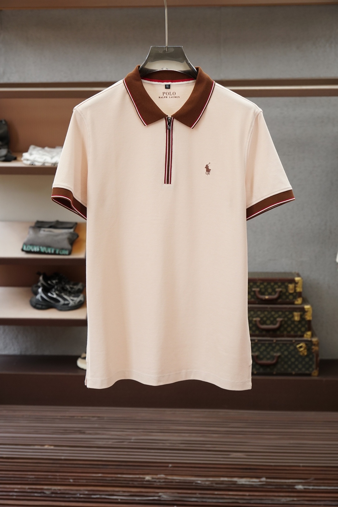 NO:835357,Polo-2026's latest Polo series is low-key but highly recognizable. It selects pique mesh fabrics, which are breathable and crisp, saying goodbye to stuffiness and stickiness. The navy is calm, the black is neat, the white is refreshing, and the green is fresh. Whether it is a business meeting or daily commuting, it can easily hold the whole audience, say goodbye to the constraints of suits and leather shoes, and use a POLO to unlock the sense of urban relaxation. Dior's iconic logo is a silent expression of taste. The loose tailoring does not pick on the figure, and can be paired with jeans or casual pants.  Bring a sense of luxury into every moment of daily life. This POLO uses delicate fabrics and exquisite craftsmanship to redefine the texture of basic styles. Available in three colors, suitable for different moods and occasions. Whether you are comfortable when alone or calm when socializing, it can be the best carrier for you to express yourself. Color: black, white and green, khaki, size: M-3XL, dior, jeans, business suit,19860909Polo-2026最新Polo系列,低调却极具辨识度,甄选珠地网眼面料,透气挺括,告别闷热粘腻.藏蓝沉稳、黑色利落、白色清爽,绿色清新 无论是商务会谈还是日常通勤,都能轻松hold住全场,告别西装革履的束缚,用一件POLO解锁都市松弛感. 迪奥标志性的Logo,是品味的无声表达, 宽松剪裁不挑身材,搭配牛仔裤或休闲裤, 把高级感,穿进日常的每一刻. 这件POLO,用细腻的面料和精湛的工艺, 重新定义了基础款的质感. 三色可选,适配不同心境与场合, 无论是独处时的自在,还是社交时的从容, 它都能成为你表达自我的最佳载体. 颜色黑色 白绿卡其 尺码M-3XL,,dior,jeans,business suit,,Men's clothing