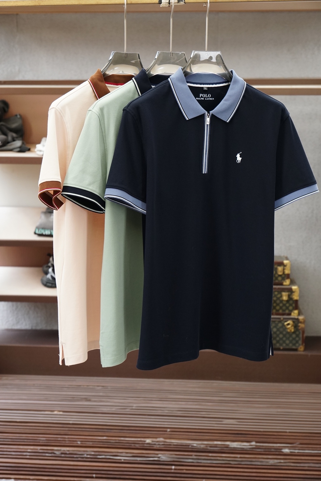 NO:835362,Polo-2026's latest Polo series is low-key but highly recognizable. It selects pique mesh fabrics, which are breathable and crisp, saying goodbye to stuffiness and stickiness. The navy is calm, the black is neat, the white is refreshing, and the green is fresh. Whether it is a business meeting or daily commuting, it can easily hold the whole audience, say goodbye to the constraints of suits and leather shoes, and use a POLO to unlock the sense of urban relaxation. Dior's iconic logo is a silent expression of taste. The loose tailoring does not pick on the figure, and can be paired with jeans or casual pants.  Bring a sense of luxury into every moment of daily life. This POLO uses delicate fabrics and exquisite craftsmanship to redefine the texture of basic styles. Available in three colors, suitable for different moods and occasions. Whether you are comfortable when alone or calm when socializing, it can be the best carrier for you to express yourself. Color Black Green Khaki Size M-3XL, dior, jeans, business suit,19860909Polo-2026最新Polo系列,低调却极具辨识度,甄选珠地网眼面料,透气挺括,告别闷热粘腻.藏蓝沉稳、黑色利落、白色清爽,绿色清新 无论是商务会谈还是日常通勤,都能轻松hold住全场,告别西装革履的束缚,用一件POLO解锁都市松弛感. 迪奥标志性的Logo,是品味的无声表达, 宽松剪裁不挑身材,搭配牛仔裤或休闲裤, 把高级感,穿进日常的每一刻. 这件POLO,用细腻的面料和精湛的工艺, 重新定义了基础款的质感. 三色可选,适配不同心境与场合, 无论是独处时的自在,还是社交时的从容, 它都能成为你表达自我的最佳载体. 颜色黑色 绿卡其 尺码M-3XL,,dior,jeans,business suit,,Men's clothing