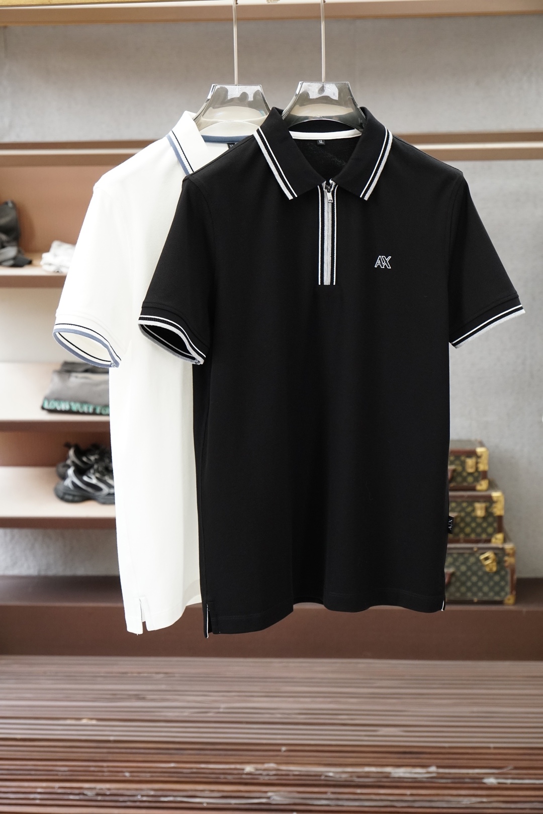 NO:835367,Armani's latest Polo series for 2026 is low-key but highly recognizable. It selects pique mesh fabrics, which are breathable and crisp, saying goodbye to stuffiness and stickiness. The navy is calm, the black is neat, and the white is refreshing. Whether it is a business meeting or daily commuting, it can easily hold the whole audience. Say goodbye to the constraints of suits and leather shoes, and use a POLO to unlock the sense of urban relaxation. The iconic logo is a silent expression of taste. The loose tailoring does not flatter the figure, and can be paired with jeans or casual pants.  Bring a sense of luxury into every moment of daily life. This POLO uses delicate fabrics and exquisite craftsmanship to redefine the texture of basic styles. Available in 2 colors, suitable for different moods and occasions. Whether you are comfortable when alone or calm when socializing, it can be the best carrier for you to express yourself. Color Black White Size M-3XL, armani, jeans, business suit,19860909阿玛尼2026最新Polo系列,低调却极具辨识度,甄选珠地网眼面料,透气挺括,告别闷热粘腻.藏蓝沉稳、黑色利落、白色清爽, 无论是商务会谈还是日常通勤,都能轻松hold住全场,告别西装革履的束缚,用一件POLO解锁都市松弛感. 标志性的Logo,是品味的无声表达, 宽松剪裁不挑身材,搭配牛仔裤或休闲裤, 把高级感,穿进日常的每一刻. 这件POLO,用细腻的面料和精湛的工艺, 重新定义了基础款的质感. 2色可选,适配不同心境与场合, 无论是独处时的自在,还是社交时的从容, 它都能成为你表达自我的最佳载体. 颜色黑色 白 尺码M-3XL,,armani,jeans,business suit,,Men's clothing