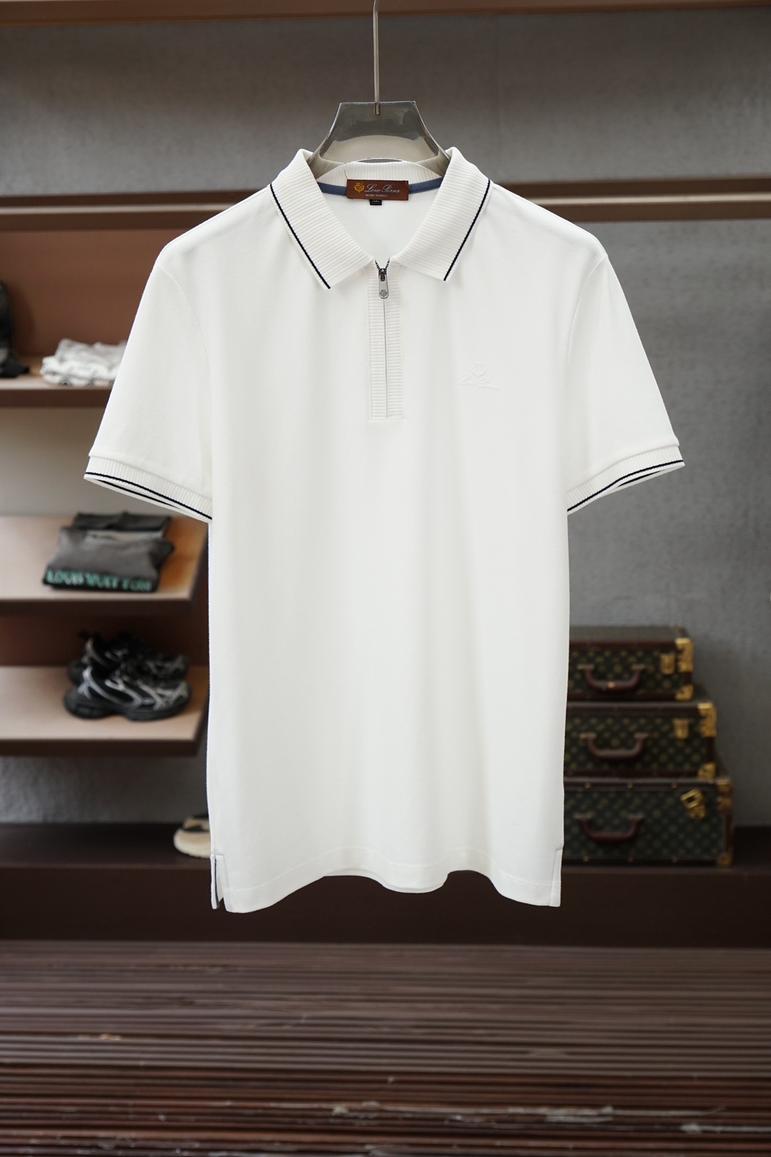 NO:835377,LP-2026's latest Polo series is low-key but highly recognizable. It selects pique mesh fabrics that are breathable and crisp, saying goodbye to stuffiness and stickiness. The navy is calm, the black is sharp, the white is refreshing, and the caramel is low-key. Whether it is a business meeting or daily commuting, it can easily hold the audience, say goodbye to the constraints of suits and shoes, and use a POLO to unlock the sense of urban relaxation. The iconic logo is a silent expression of taste. The loose tailoring does not pick on the figure, and can be paired with jeans or casual pants.  Bring a sense of luxury into every moment of daily life. This POLO uses delicate fabrics and exquisite craftsmanship to redefine the texture of basic styles. Available in 2 colors, suitable for different moods and occasions, whether you are comfortable when alone or calm when socializing, it can be the best carrier for you to express yourself. Color White Caramel Size M-3XL, loro piana, jeans, business suit,19860909LP-2026最新Polo系列,低调却极具辨识度,甄选珠地网眼面料,透气挺括,告别闷热粘腻.藏蓝沉稳、黑色利落、白色清爽,焦糖低调 无论是商务会谈还是日常通勤,都能轻松hold住全场,告别西装革履的束缚,用一件POLO解锁都市松弛感. 标志性的Logo,是品味的无声表达, 宽松剪裁不挑身材,搭配牛仔裤或休闲裤, 把高级感,穿进日常的每一刻. 这件POLO,用细腻的面料和精湛的工艺, 重新定义了基础款的质感. 2色可选,适配不同心境与场合, 无论是独处时的自在,还是社交时的从容, 它都能成为你表达自我的最佳载体. 颜色白焦糖 尺码M-3XL,,loro piana,jeans,business suit,,Men's clothing