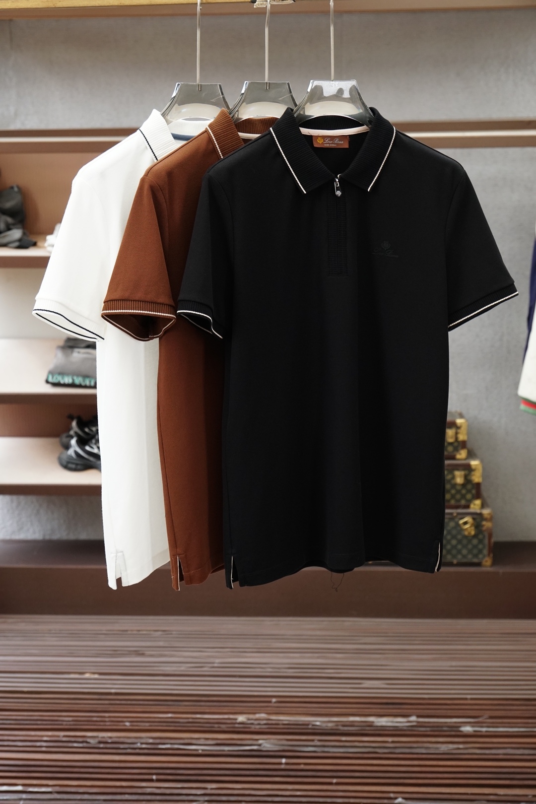 NO:835382,LP-2026's latest Polo series is low-key but highly recognizable. It selects pique mesh fabrics that are breathable and crisp, saying goodbye to stuffiness and stickiness. The navy is calm, the black is sharp, the white is refreshing, and the caramel is low-key. Whether it is a business meeting or daily commuting, it can easily hold the audience, say goodbye to the constraints of suits and shoes, and use a POLO to unlock the sense of urban relaxation. The iconic logo is a silent expression of taste. The loose tailoring does not pick on the figure, and can be paired with jeans or casual pants.  Bring a sense of luxury into every moment of daily life. This POLO uses delicate fabrics and exquisite craftsmanship to redefine the texture of basic styles. Available in 2 colors, suitable for different moods and occasions. Whether you are comfortable when alone or calm when socializing, it can be the best carrier for you to express yourself. Color white caramel black Size M-3XL, loro piana, jeans, business suit,19860909LP-2026最新Polo系列,低调却极具辨识度,甄选珠地网眼面料,透气挺括,告别闷热粘腻.藏蓝沉稳、黑色利落、白色清爽,焦糖低调 无论是商务会谈还是日常通勤,都能轻松hold住全场,告别西装革履的束缚,用一件POLO解锁都市松弛感. 标志性的Logo,是品味的无声表达, 宽松剪裁不挑身材,搭配牛仔裤或休闲裤, 把高级感,穿进日常的每一刻. 这件POLO,用细腻的面料和精湛的工艺, 重新定义了基础款的质感. 2色可选,适配不同心境与场合, 无论是独处时的自在,还是社交时的从容, 它都能成为你表达自我的最佳载体. 颜色白焦糖黑 尺码M-3XL,,loro piana,jeans,business suit,,Men's clothing