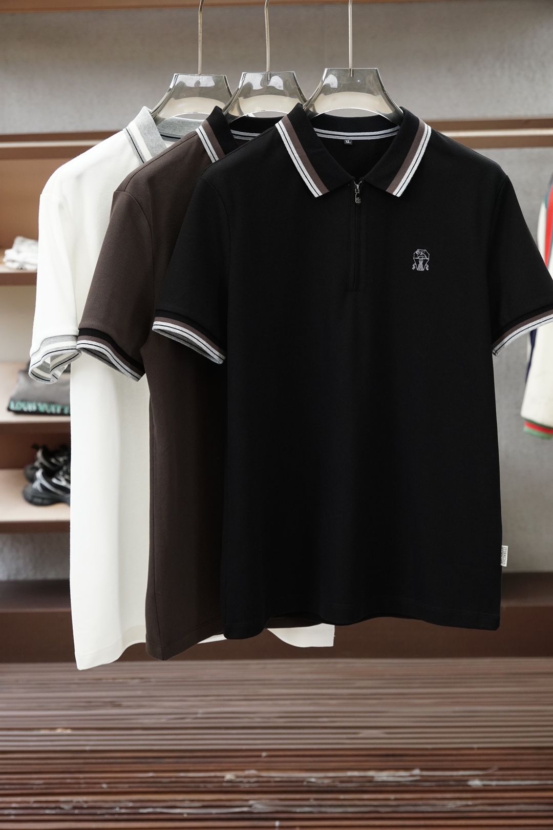 NO:835372,BC Brunel*Cuccinelli's 26th summer new men's business casual minimalist POLO shirt is in perfect condition. It is the first choice for high-end commuting in the buyer's shop. It is responsible for the texture of elite men's wardrobe and is the official synchronized series!   A very star-level item, with three color options, and very good looks. The overall design is still based on the Bru*ro aesthetic design. The placket adopts a classic zipper design, which is calm and decent; the chest is equipped with the brand's iconic contrasting icon embroidery, and the threads on the sleeves and neckline are exquisite and restrained, making it easy to recognize at a glance; the collar is uniquely integrated into the small hole breathing texture.  The design injects breathable and ingenious details into the details, breaking the rules and concealing a sense of coolness; the cuffs are carefully outlined with a contrasting line, which shows the taste in a low-key manner; the brand letters and logo combination are embossed on the back of the tortoise, which is rich in layers but not exaggerated. The overall vision is clean, stretched, and full of power. It is full of details and unobtrusive. This is the dressing philosophy of the elite!   Double-sided mercerized piqué cotton is selected from customers and processed by a well-established Italian workshop. The surface of the fabric shows a fine and uniform mercerized luster, and the touch is smooth and dry. The piqué mesh structure is three-dimensional and transparent, with excellent moisture absorption and perspiration performance. It will not be stuffy for a long time. It is crisp and stylish. It still maintains a high-end texture after being washed. The body feel is texture. This is the only one that is enough for summer!   A single product with a clean upper body effect and full aura, which can show calmness and vitality without any effort in matching. The overall design language is simple and elegant, unobtrusive but highly recognizable, less is more, and the sense of luxury is never loud. It can be easily controlled for commuting, traveling, and daily leisure, and can be worn both inside and outside. It is an indispensable 'temperament business card' in the summer wardrobe. The moment you put it on, your temperament will speak for itself!  Three colors are available: natural white, charcoal gray, and deep sea blue. Sizes M-3XL accommodate a variety of body shapes!  ,,19860909BC布鲁奈*库奇内利26年夏季新款男士商务休闲极简POLO衫,品相完美如斯,买手店高阶通勤首选,精英男士衣橱的质感担当,官方同步系列！  非常明星级的一款单品,三个颜色选择,颜值度极高,通体的设计造型仍然以布鲁*罗美学设计为基调,门襟采用经典拉链设计,从容得体；胸前搭载品牌标志性撞色系图标刺绣,袖子领口螺纹精致且克制,一眼即识；领子处别出心裁融入小孔呼吸纹理设计,于细节处注入透气巧思,打破常规又暗藏清凉感；袖口处精心勾勒一抹撞色线条,低调之中尽显品位；龟背后幅压印品牌字母与徽标组合,层次丰富而不浮夸,整体视觉干净、舒展、充满力量感,处处是细节,处处不张扬,这才是精英的穿衣哲学！  甄选客供双面丝光珠地棉,意大利老牌工坊后整工艺处理,面料表面呈现细腻均匀的丝光光泽,触感柔滑干爽,珠地网眼结构立体通透,吸湿排汗性能卓越,久穿不闷热,挺括有型,历经水洗依旧保持高级质感,体感即质感,夏天只此一件足矣！  上身效果干净利落,气场全开的一款单品,无需费力搭配即可彰显沉稳与活力.整体呈现净版简约大气的设计语言,不张扬却极具辨识度,less is more,高级感从不喧哗.通勤、差旅、日常休闲皆能轻松驾驭,内搭外穿皆出彩,是夏季衣橱中不可或缺的“气质名片”,穿上身的那一刻,气质自己会说话！三色可选本白、碳灰、深海蓝,尺码M-3XL,包容多种身型！,,,Men's clothing