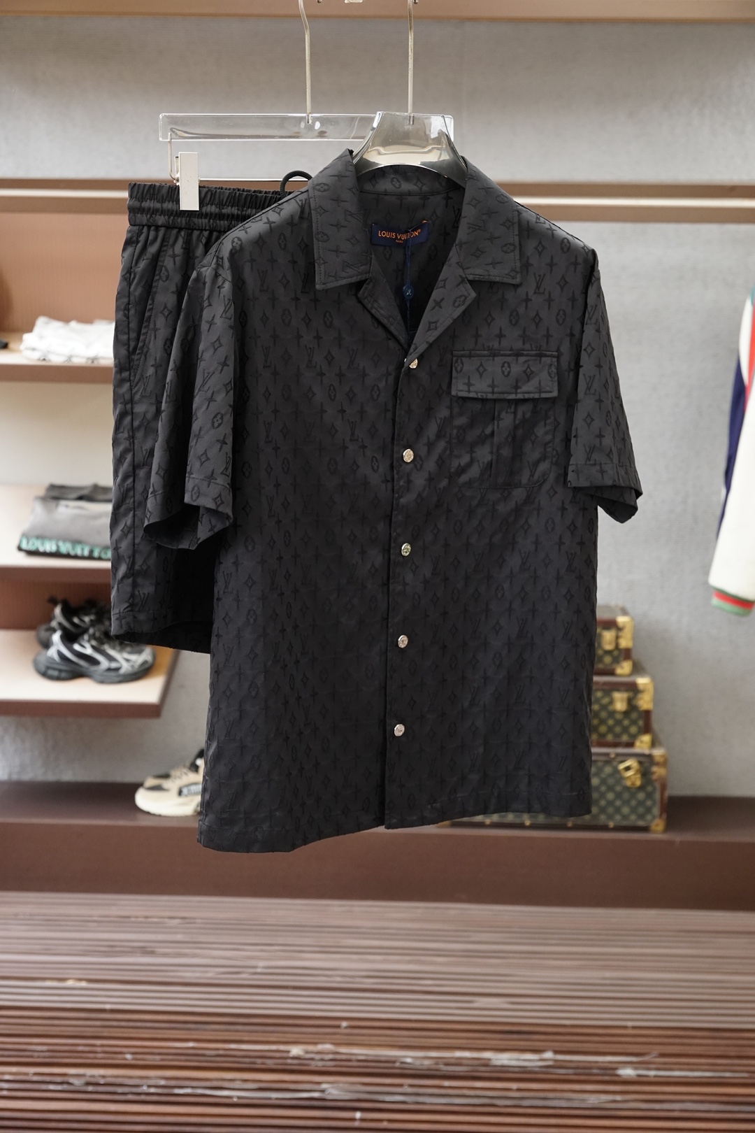 NO:835394,LV/ fashionable jacquard casual jacket and shorts set is made of customer-supplied high-density ultra-super jacquard material, soft and skin-friendly, anti-wrinkle and upright, with brand letter logo, full of fashion sense; suitable for a variety of styles; a jacket that does not pick any age. LZ size M-XX XL,,, louis vuitton, shorts, jackets & coats,19860909LV/ 时尚提花休闲外套短裤套装 采用客供高密度超超提花材质面料,软糯亲肤,抗皱立挺有型,品牌字母logo,满满的时尚感；适合多种穿搭风格；一款不挑年纪的外套LZ 码数M-XX XL,,,louis vuitton,shorts,jackets & coats,,Men's clothing