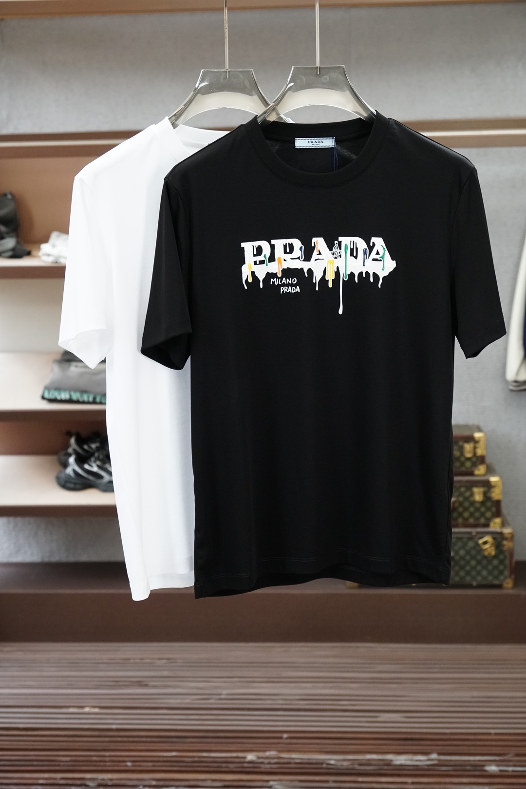 NO:835368,Prada - 2026 spring and summer new round neck T-shirt, with high-end texture, logo embroidery on the chest, three-dimensional fashion, simple and not monotonous, low-key and detailed. The fabric is comfortable and crisp, suitable for daily commuting and casual outings. Versatile and durable, the simpler, the more distinguished M-3XL,, prada, prada,19860909Prada普拉达-2026春夏新款圆领T,自带高级质感,胸前刺绣Logo刺绣立体时尚,简约不单调,低调有细节 面料舒适挺括,日常通勤、休闲出街都适配 百搭耐看,越简单越显贵 M-3XL,,prada,prada,,Men's clothing