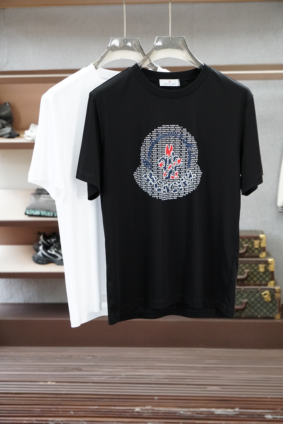 NO:835373,Moncler - 2026 spring and summer new round neck T-shirt, with high-end texture, logo embroidery on the chest, three-dimensional fashion, simple and not monotonous, low-key and detailed. The fabric is comfortable and crisp, suitable for daily commuting and casual outings. Versatile and durable, the simpler, the more expensive it is. M-3XL,,Moncler,19860909蒙口-2026春夏新款圆领T,自带高级质感,胸前刺绣Logo刺绣立体时尚,简约不单调,低调有细节 面料舒适挺括,日常通勤、休闲出街都适配 百搭耐看,越简单越显贵 M-3XL,,Moncler,,Men's clothing