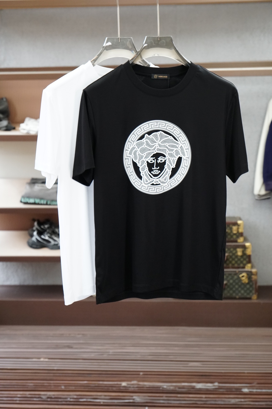 NO:835363,Versace-2026 spring and summer new round-neck T-shirt, with high-end texture, logo embroidery on the chest, three-dimensional fashion, simple and not monotonous, low-key and detailed. The fabric is comfortable and crisp, suitable for daily commuting and casual outings. Versatile and durable, the simpler, the more distinguished M-3XL,,versace,versace,19860909范思哲 Versace-2026春夏新款圆领T,自带高级质感,胸前刺绣Logo刺绣立体时尚,简约不单调,低调有细节 面料舒适挺括,日常通勤、休闲出街都适配 百搭耐看,越简单越显贵 M-3XL,,versace,versace,,Men's clothing