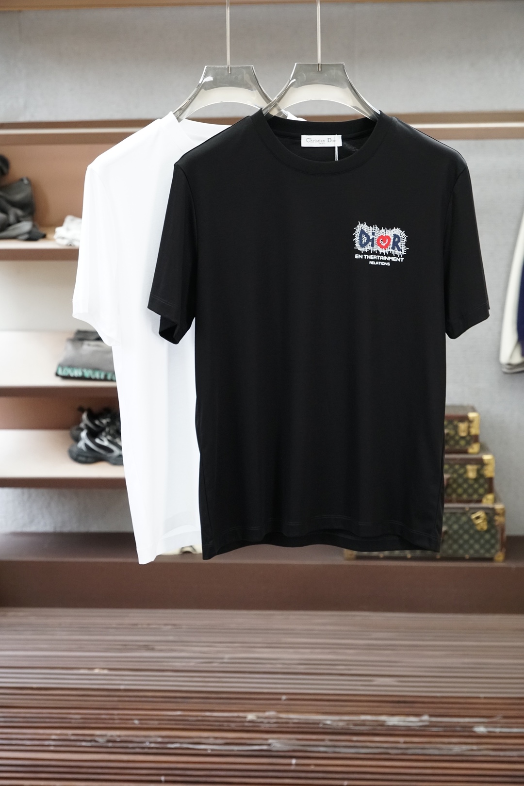 NO:835358,Dior Dior - 2026 spring and summer new round neck T-shirt, with high-end texture, logo embroidery on the chest, three-dimensional fashion, simple and not monotonous, low-key and detailed. The fabric is comfortable and crisp, suitable for daily commuting and casual outings. Versatile and durable, the simpler, the more distinguished M-3XL,, dior, dior,19860909Dior迪奥-2026春夏新款圆领T,自带高级质感,胸前刺绣Logo刺绣立体时尚,简约不单调,低调有细节 面料舒适挺括,日常通勤、休闲出街都适配 百搭耐看,越简单越显贵 M-3XL,,dior,dior,,Men's clothing