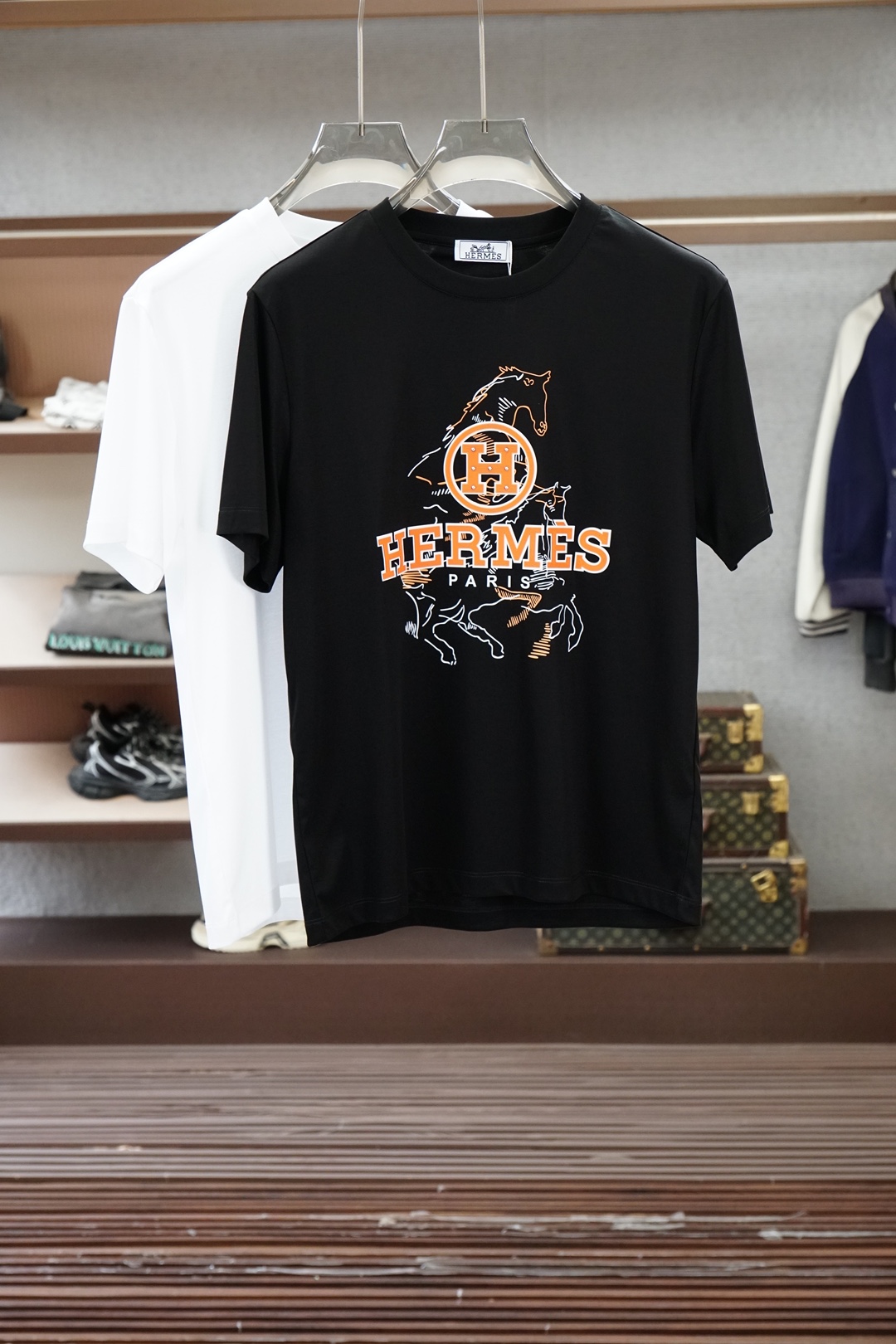 NO:835378,Hermes, Hermes-2026 spring and summer new round neck T-shirt, with high-end texture, three-dimensional and fashionable chest printing, simple and not monotonous, low-key and detailed. The fabric is comfortable and crisp, suitable for daily commuting and casual outings. Versatile and durable, the simpler, the more expensive it is. M-3XL,,hermes,hermes,19860909爱马仕,Hermes-2026春夏新款圆领T,自带高级质感,胸前印花立体时尚,简约不单调,低调有细节 面料舒适挺括,日常通勤、休闲出街都适配 百搭耐看,越简单越显贵 M-3XL,,hermes,hermes,,Men's clothing