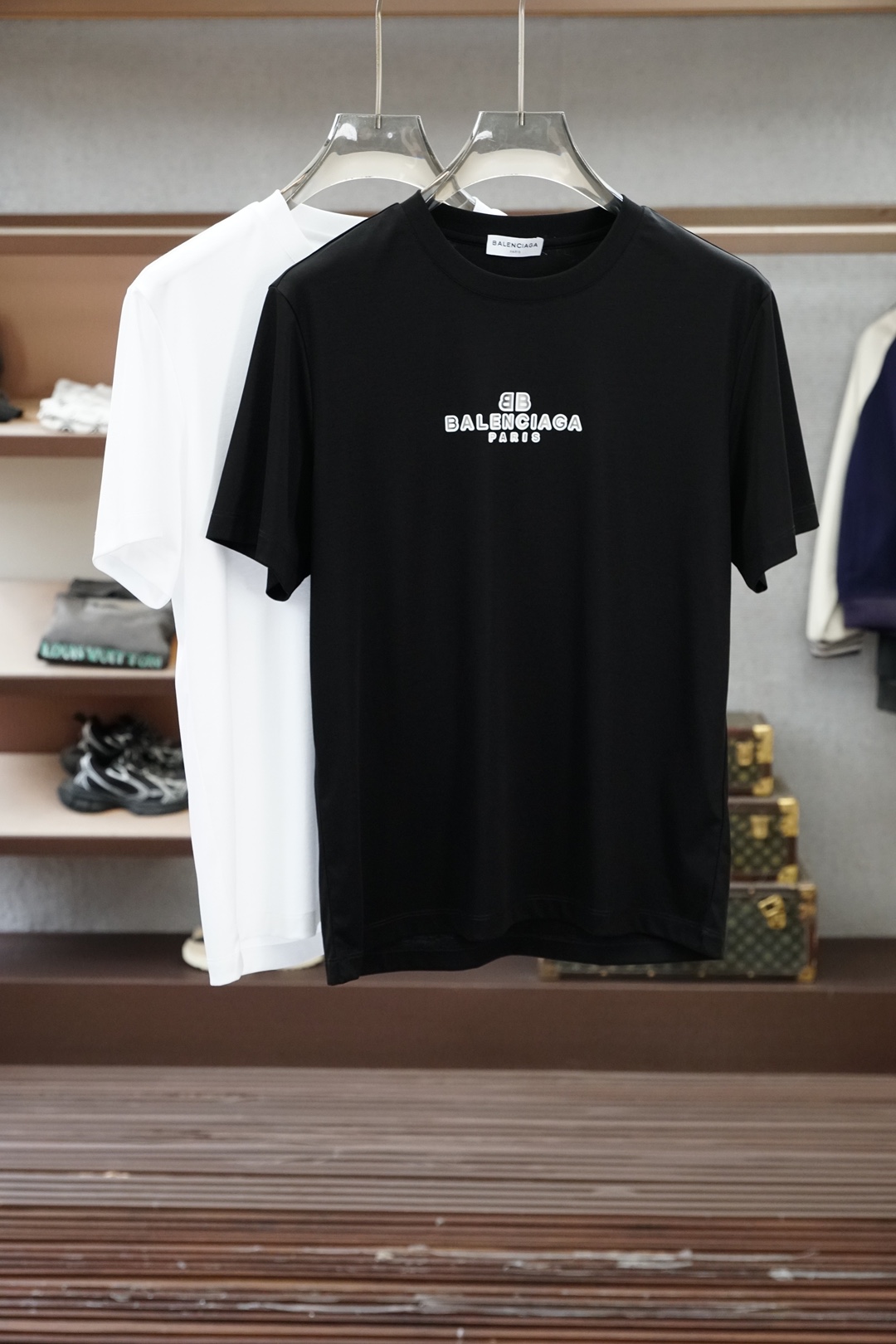NO:835402,Balenciaga/2026 spring and summer new round-neck T-shirt, with high-end texture, logo embroidery on the chest, three-dimensional fashion, simple and not monotonous, low-key and detailed. The fabric is comfortable and crisp, suitable for daily commuting and casual outings. Versatile and durable, the simpler, the more distinguished M-3XL,,balenciaga,19860909巴黎世家/2026春夏新款圆领T,自带高级质感,胸前刺绣Logo刺绣立体时尚,简约不单调,低调有细节 面料舒适挺括,日常通勤、休闲出街都适配 百搭耐看,越简单越显贵 M-3XL,,balenciaga,,Men's clothing