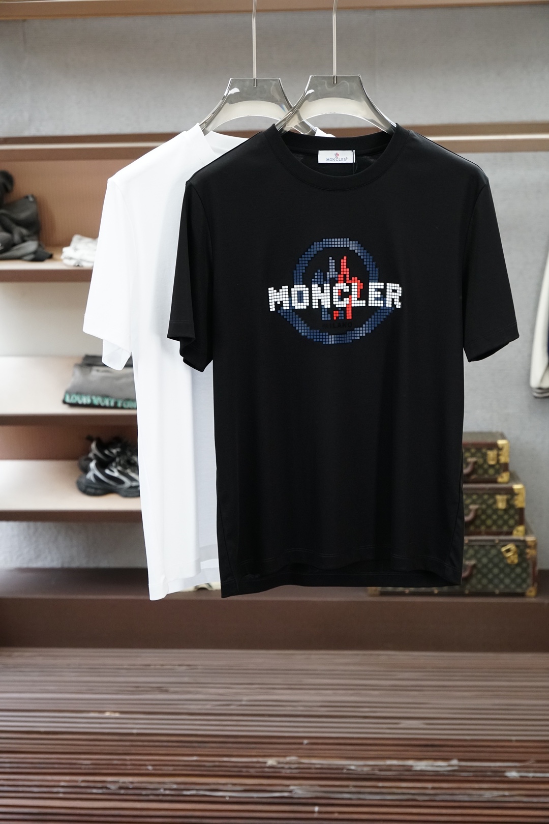NO:835397,Meng Mouth/2026 spring and summer new round neck T-shirt, with high-end texture, logo embroidery on the chest, three-dimensional fashion, simple and not monotonous, low-key and detailed. The fabric is comfortable and crisp, suitable for daily commuting and casual outings. Versatile and durable, the simpler, the more expensive it is. M-3XL,,Moncler,19860909蒙口/2026春夏新款圆领T,自带高级质感,胸前刺绣Logo刺绣立体时尚,简约不单调,低调有细节 面料舒适挺括,日常通勤、休闲出街都适配 百搭耐看,越简单越显贵 M-3XL,,Moncler,,Men's clothing