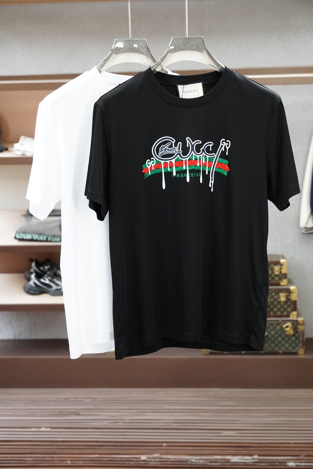 NO:835393,Gucci_2026 spring and summer new round neck T-shirt, with high-end texture, logo embroidery on the chest, three-dimensional fashion, simple and not monotonous, low-key and detailed. The fabric is comfortable and crisp, suitable for daily commuting and casual outings. Versatile and durable, the simpler, the more distinguished M-3XL,,gucci,19860909Gucci古奇_2026春夏新款圆领T,自带高级质感,胸前刺绣Logo刺绣立体时尚,简约不单调,低调有细节 面料舒适挺括,日常通勤、休闲出街都适配 百搭耐看,越简单越显贵 M-3XL,,gucci,,Men's clothing