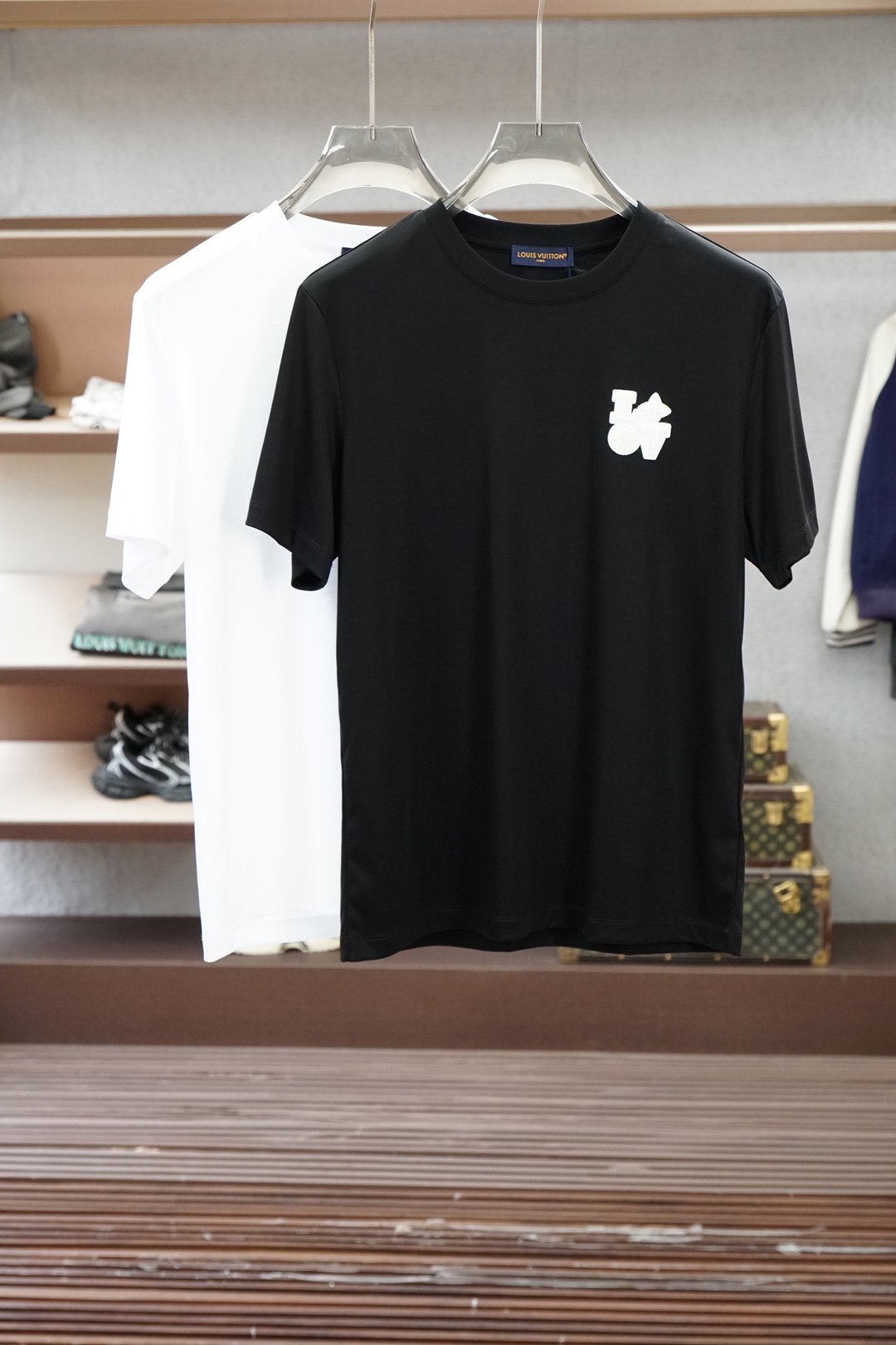NO:835387,LV Louis Vuitton/2026 spring and summer new round neck T-shirt, with high-end texture, logo embroidery on the chest, three-dimensional fashion, simple and not monotonous, low-key and detailed. The fabric is comfortable and crisp, suitable for daily commuting and casual outings. Versatile and durable, the simpler, the more distinguished M-3XL,,louis vuitton,louis vuitton,19860909Lv 路易威登/2026春夏新款圆领T,自带高级质感,胸前刺绣Logo刺绣立体时尚,简约不单调,低调有细节 面料舒适挺括,日常通勤、休闲出街都适配 百搭耐看,越简单越显贵 M-3XL,,louis vuitton,louis vuitton,,Men's clothing