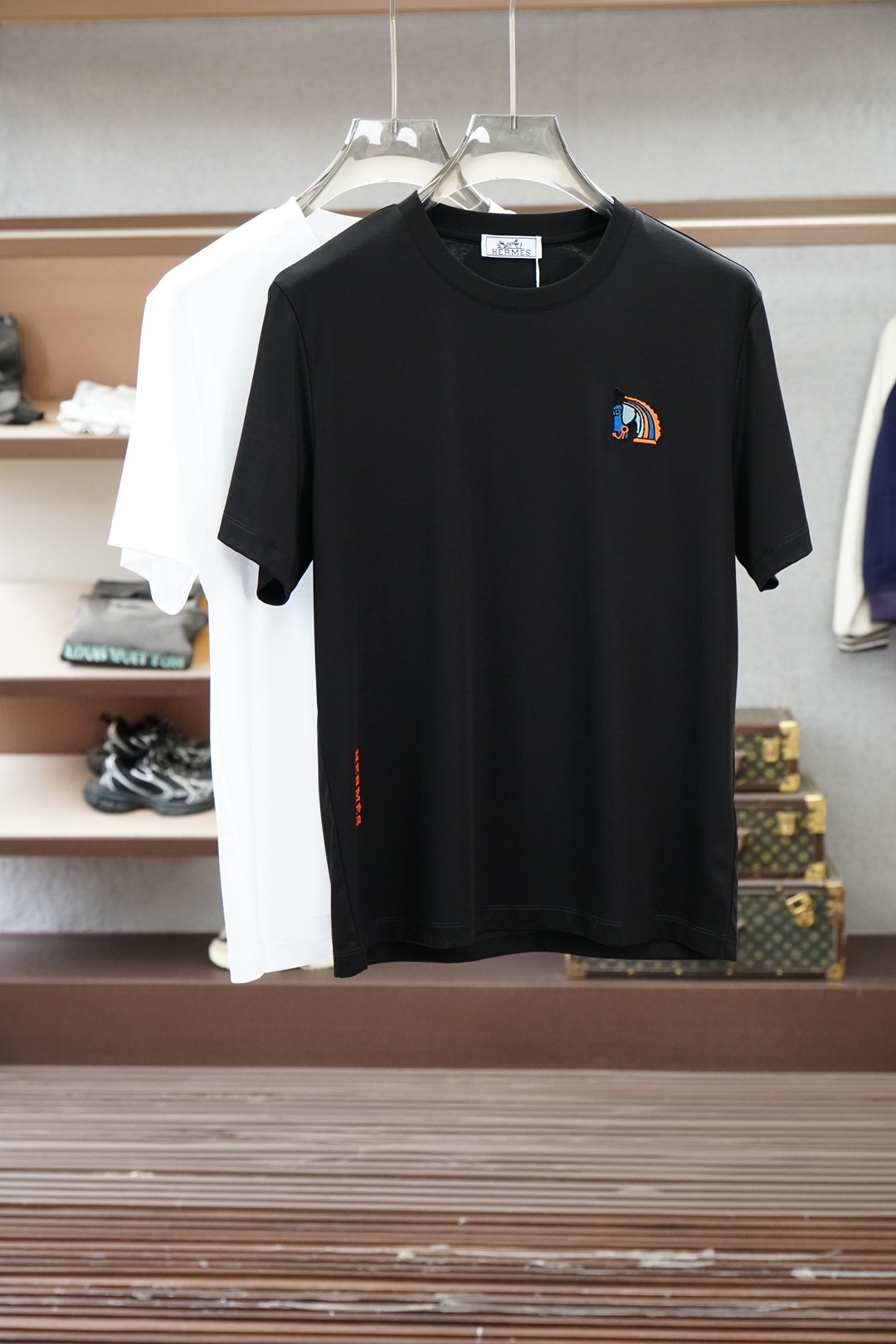NO:835383,Hermes, Hermes-2026 spring and summer new round neck T-shirt, with high-end texture, logo embroidery on the chest, three-dimensional fashion, simple and not monotonous, low-key and detailed. The fabric is comfortable and crisp, suitable for daily commuting and casual outings. Versatile and durable, the simpler, the more distinguished M-3XL,,hermes,hermes,19860909爱马仕,Hermes-2026春夏新款圆领T,自带高级质感,胸前刺绣Logo刺绣立体时尚,简约不单调,低调有细节 面料舒适挺括,日常通勤、休闲出街都适配 百搭耐看,越简单越显贵 M-3XL,,hermes,hermes,,Men's clothing