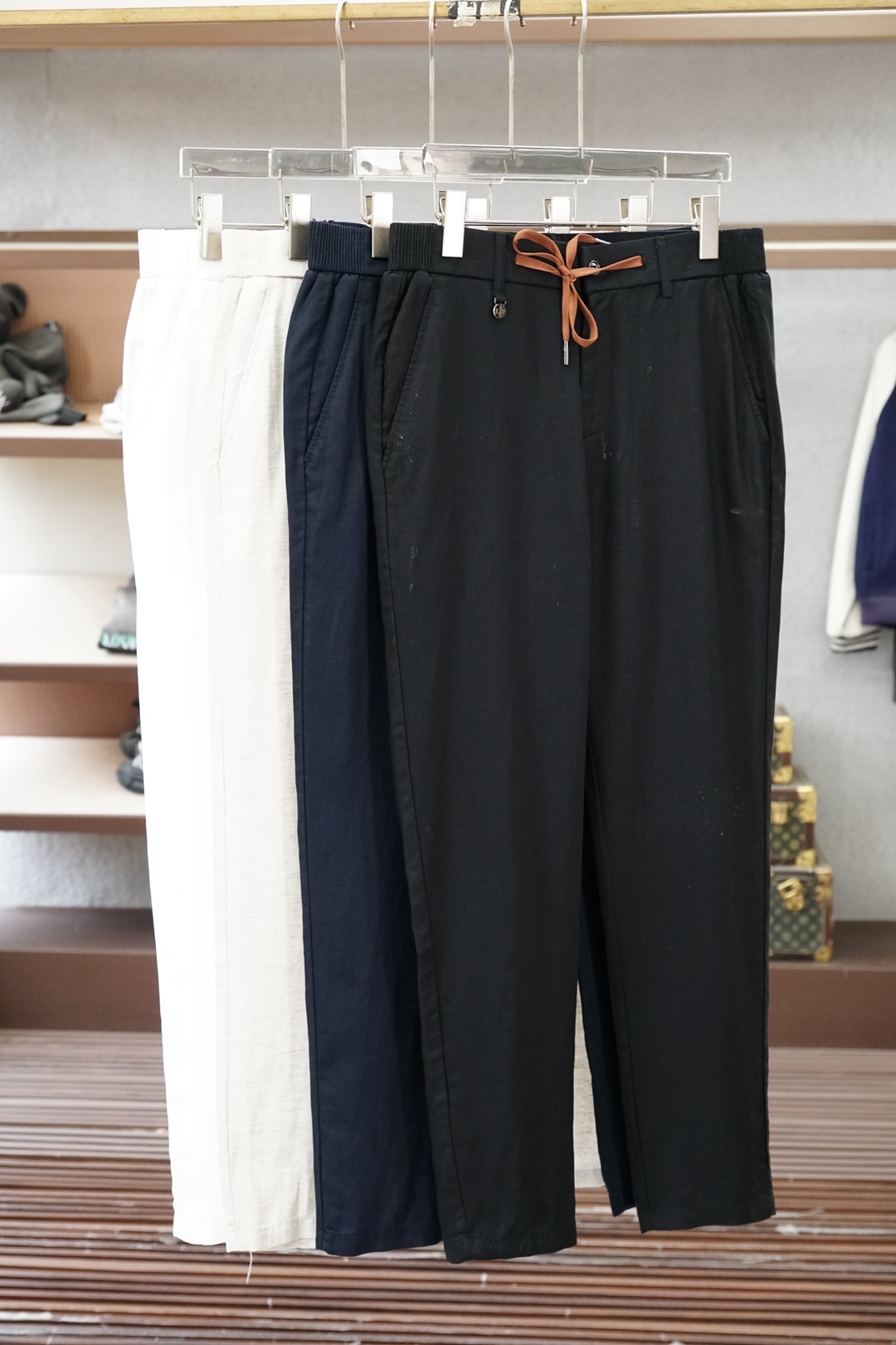 NO:835389,Ermenegildo Zegna, 2026 spring and summer men's casual pants, old-fashioned style, linen fabric casual pants, the latest upper body style is invincible!  You can definitely close your eyes and close your eyes. This type of pants is very versatile and has an elastic waist. It can be worn in daily work and outdoor sports. It is the perfect combination of fashion, leisure and outdoor sports, so it is your best choice whether you wear it daily or outdoors. Extreme comfort and quick perspiration are the most popular focus, improving the wearing comfort. It is suitable for aerobic exercise and cross-country running. This type of running casual pants has an extremely wide range of applications, allowing you to naturally maintain your love for sports in the summer, and can also be worn in leisure life.  Size M-3xl,,zegna,19860909杰尼亚,2026春夏男士休闲裤老前风 亚麻面料休闲裤,最新款上身版型无敌正！ 绝对可以闭眼收的一款 此款裤子非常百搭,弹力腰围,日常上班 户外运动都可以穿着,是时尚休闲与户外运动的完美结合,所以无论您平时穿或者户外穿都是您的最佳选择. 极致舒适和快速排汗是备受青睐的重点,提升穿着舒适度,适合有氧运动和越野跑条件下穿着,此款是一件适用范围极其广泛的跑步休闲裤,让你在夏天自然可以保持对运动热爱,也可以在休闲生活中穿着 尺码M-3xl,,zegna,,Men's clothing