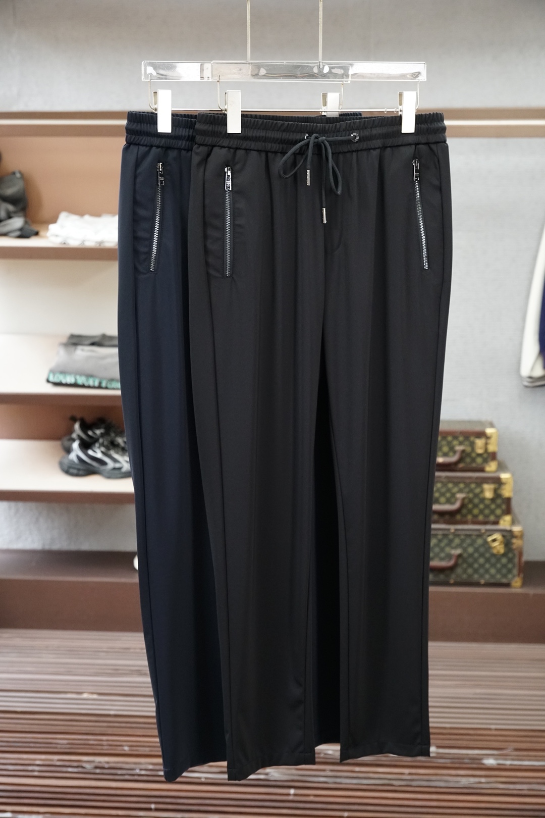 NO:835388,Prada, men's casual pants, ultra-thin elastic ice silk fabric casual pants, the latest upper body style is invincible!  You can definitely close your eyes and close your eyes. This type of pants is very versatile and has an elastic waist. It can be worn in daily work and outdoor sports. It is the perfect combination of fashion, leisure and outdoor sports, so it is your best choice whether you wear it daily or outdoors. Extreme comfort and quick perspiration are the most popular focus, improving the wearing comfort. It is suitable for aerobic exercise and cross-country running. This type of running casual pants has an extremely wide range of applications, allowing you to naturally maintain your love for sports in the summer, and can also be worn in leisure life.  Size M-3xl,,prada,19860909Prada,男士休闲裤 超薄弹力冰丝 面料休闲裤,最新款上身版型无敌正！ 绝对可以闭眼收的一款 此款裤子非常百搭,弹力腰围,日常上班 户外运动都可以穿着,是时尚休闲与户外运动的完美结合,所以无论您平时穿或者户外穿都是您的最佳选择. 极致舒适和快速排汗是备受青睐的重点,提升穿着舒适度,适合有氧运动和越野跑条件下穿着,此款是一件适用范围极其广泛的跑步休闲裤,让你在夏天自然可以保持对运动热爱,也可以在休闲生活中穿着 尺码M-3xl,,prada,,Men's clothing