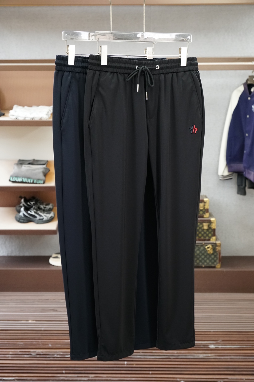 NO:835403,Mouth cover-men's casual pants, ultra-thin stretch ice silk casual pants, the latest upper body style is invincible!  You can definitely close your eyes and close your eyes. This type of pants is very versatile and has an elastic waist. It can be worn in daily work and outdoor sports. It is the perfect combination of fashion, leisure and outdoor sports, so it is your best choice whether you wear it daily or outdoors. Extreme comfort and quick perspiration are the most popular focus, improving the wearing comfort. It is suitable for aerobic exercise and cross-country running. This type of running casual pants has an extremely wide range of applications, allowing you to naturally maintain your love for sports in the summer, and can also be worn in leisure life.  Size M-3xl,,Moncler,19860909蒙口-男士休闲裤 超薄弹力冰丝 面料休闲裤,最新款上身版型无敌正！ 绝对可以闭眼收的一款 此款裤子非常百搭,弹力腰围,日常上班 户外运动都可以穿着,是时尚休闲与户外运动的完美结合,所以无论您平时穿或者户外穿都是您的最佳选择. 极致舒适和快速排汗是备受青睐的重点,提升穿着舒适度,适合有氧运动和越野跑条件下穿着,此款是一件适用范围极其广泛的跑步休闲裤,让你在夏天自然可以保持对运动热爱,也可以在休闲生活中穿着 尺码M-3xl,,Moncler,,Men's clothing