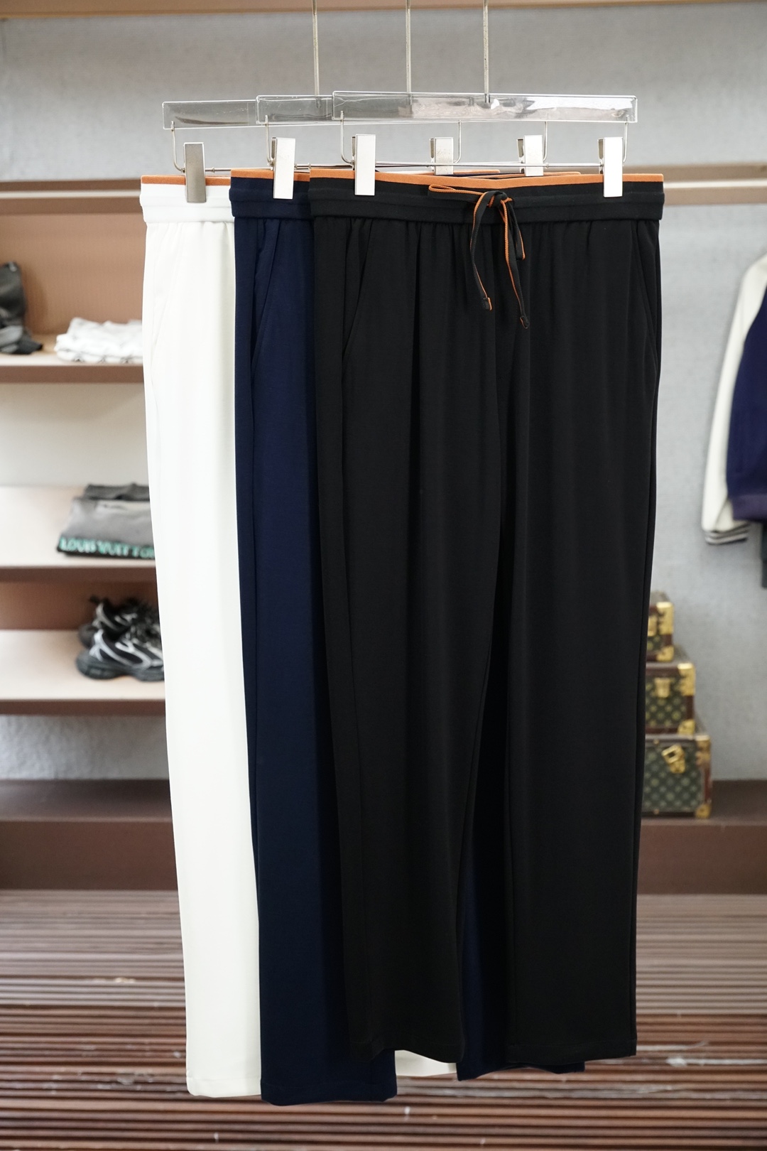 NO:835398,LP-men's casual pants imported ultra-thin linen fabric casual pants, the latest upper body style is invincible!  You can definitely close your eyes and close your eyes. This type of pants is very versatile and has an elastic waist. It can be worn in daily work and outdoor sports. It is the perfect combination of fashion, leisure and outdoor sports, so it is your best choice whether you wear it daily or outdoors. Extreme comfort and quick perspiration are the most popular focus, improving the wearing comfort. It is suitable for aerobic exercise and cross-country running. This type of running casual pants has an extremely wide range of applications, allowing you to naturally maintain your love for sports in the summer, and can also be worn in leisure life.  Size M-3xl,,loro piana,19860909LP-男士休闲裤进口超薄亚麻 面料休闲裤,最新款上身版型无敌正！ 绝对可以闭眼收的一款 此款裤子非常百搭,弹力腰围,日常上班 户外运动都可以穿着,是时尚休闲与户外运动的完美结合,所以无论您平时穿或者户外穿都是您的最佳选择. 极致舒适和快速排汗是备受青睐的重点,提升穿着舒适度,适合有氧运动和越野跑条件下穿着,此款是一件适用范围极其广泛的跑步休闲裤,让你在夏天自然可以保持对运动热爱,也可以在休闲生活中穿着 尺码M-3xl,,loro piana,,Men's clothing