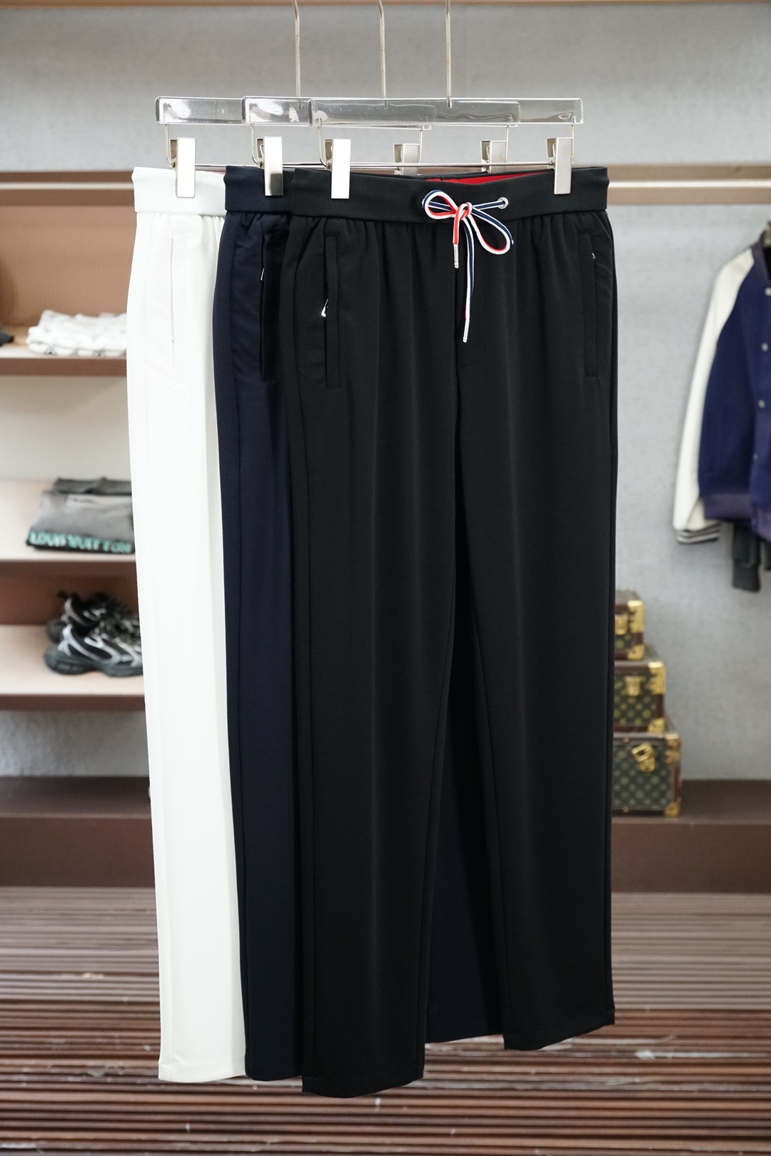 NO:835359,Men's casual pants - imported ultra-thin pure cotton and spandex fabric casual pants, the latest upper body style is invincible!  You can definitely close your eyes and close your eyes. This type of pants is very versatile and has an elastic waist. It can be worn in daily work and outdoor sports. It is the perfect combination of fashion, leisure and outdoor sports, so it is your best choice whether you wear it daily or outdoors. Extreme comfort and quick perspiration are the most popular focus, improving the wearing comfort. It is suitable for aerobic exercise and cross-country running. This type of running casual pants has an extremely wide range of applications, allowing you to naturally maintain your love for sports in the summer, and can also be worn in leisure life.  Size M-3xl,,Moncler,19860909蒙口-男士休闲裤进口超薄纯棉加氨纶面料休闲裤,最新款上身版型无敌正！ 绝对可以闭眼收的一款 此款裤子非常百搭,弹力腰围,日常上班 户外运动都可以穿着,是时尚休闲与户外运动的完美结合,所以无论您平时穿或者户外穿都是您的最佳选择. 极致舒适和快速排汗是备受青睐的重点,提升穿着舒适度,适合有氧运动和越野跑条件下穿着,此款是一件适用范围极其广泛的跑步休闲裤,让你在夏天自然可以保持对运动热爱,也可以在休闲生活中穿着 尺码M-3xl,,Moncler,,Men's clothing