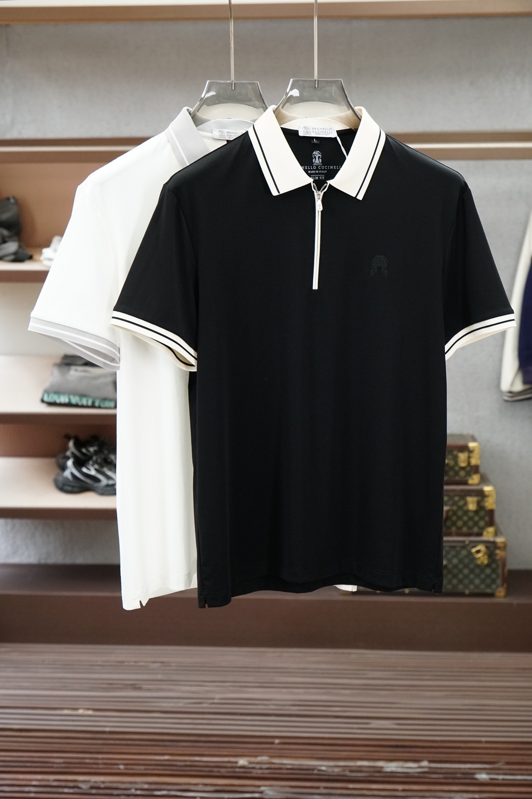 NO:835350,BC- 2026ss new product launched, classic updated high-end pique Polo shirt  The fabric is made of black technology, giving you a comfortable and luxurious feeling. It is made of double-sided pique mesh fabric, with a three-dimensional pique texture intertwined with warp and weft. It has a breathable mesh structure. It can keep your skin dry at all times when wearing it in summer, saying goodbye to stuffiness and stickiness; the double-sided weaving process makes the fabric more stiff and wear-resistant.  , it is not easy to deform after long-term wear, and it is neat and stylish when worn casually. It is anti-wrinkle and easy to care for, and is the best choice for business trips. The classic Polo collar is matched with contrasting striped piping, and the neat lines outline the neck outline, giving a full sense of business formality; the left chest is exquisitely embroidered with logo  , low-key to highlight the brand style, unobtrusive yet self-recognizable; whether worn alone for casual daily use, or worn with a suit to interpret business elite style, it can easily hold up in various scenarios. From fabric selection to tailoring and sewing, every process follows the production of famous brands  Standard, three-dimensional tailoring fits the body shape without being tight, taking into account comfort and aesthetics. The fusion of double-sided pique texture and classic design makes this Polo shirt not only a piece of clothing, but also a business card of your taste. Sizes M-3XL,,business  suit,19860909BC- 2026ss新品上线 经典焕新高端珠地Polo衫 面料黑科技,穿出来的舒适奢感,采用双面珠地网眼面料打造,经纬交织的立体珠地肌理,自带透气网孔结构,夏日穿着时刻保持肌肤干爽,告别闷热黏腻；双面织造工艺让面料更挺括耐磨,久穿不易变形,随手一搭都是利落型格,抗皱易打理的特性,更是商旅出行的不二之选.经典Polo领搭配撞色条纹滚边,利落线条勾勒颈部轮廓,商务正式感拉满；左胸精致刺绣标识,低调彰显品牌格调,不张扬却自带辨识度；无论是单穿打造休闲日常,还是内搭西装诠释商务精英范,都能轻松hold住各种场景.从面料甄选到剪裁缝制,每一道工序都遵循大牌制作标准,立体剪裁贴合身形不紧绷,兼顾舒适与版型美感.双面珠地的质感与经典设计的融合,让这件Polo衫不止是一件服饰,更是你的品位名片.尺码M-3XL,,business suit,,Men's clothing