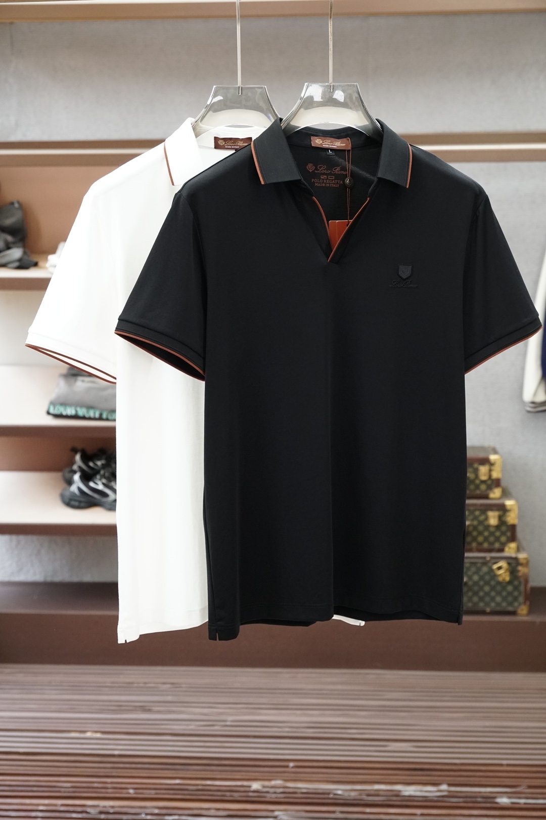 NO:835347,LP/ 2026ss new product launched, classic refreshed high-end pique Polo shirt  The fabric is made of black technology and feels comfortable and luxurious when worn. It is made of double-sided piqué mesh fabric, with a three-dimensional piqué texture intertwined with warp and weft. It has a breathable mesh structure. It can keep your skin dry at all times when wearing it in summer, saying goodbye to stuffiness and stickiness; the double-sided weaving process makes the fabric more stiff and durable.  It wears well and is not easily deformed after being worn for a long time. It is neat and stylish when worn casually. It is anti-wrinkle and easy to care for, making it the best choice for business trips. The classic Polo collar is matched with contrasting striped piping, and the neat lines outline the neck contour, giving a full sense of business formality; the left chest is exquisitely embroidered  The logo is low-key to highlight the brand style, unobtrusive but self-recognizable; whether worn alone for casual daily use, or worn under a suit to interpret business elite style, it can easily hold up in various scenarios. From fabric selection to tailoring and sewing, every process follows the general guidelines  Brand production standards, three-dimensional tailoring to fit the body shape without being tight, taking into account comfort and aesthetics. The fusion of double-sided pique texture and classic design makes this Polo shirt not only a piece of clothing, but also a business card of your taste. Sizes M-3XL, loro  piana,business suit,19860909LP/ 2026ss新品上线 经典焕新高端珠地Polo衫 面料黑科技,穿出来的舒适奢感,采用双面珠地网眼面料打造,经纬交织的立体珠地肌理,自带透气网孔结构,夏日穿着时刻保持肌肤干爽,告别闷热黏腻；双面织造工艺让面料更挺括耐磨,久穿不易变形,随手一搭都是利落型格,抗皱易打理的特性,更是商旅出行的不二之选.经典Polo领搭配撞色条纹滚边,利落线条勾勒颈部轮廓,商务正式感拉满；左胸精致刺绣标识,低调彰显品牌格调,不张扬却自带辨识度；无论是单穿打造休闲日常,还是内搭西装诠释商务精英范,都能轻松hold住各种场景.从面料甄选到剪裁缝制,每一道工序都遵循大牌制作标准,立体剪裁贴合身形不紧绷,兼顾舒适与版型美感.双面珠地的质感与经典设计的融合,让这件Polo衫不止是一件服饰,更是你的品位名片.尺码M-3XL,,loro piana,business suit,,Men's clothing