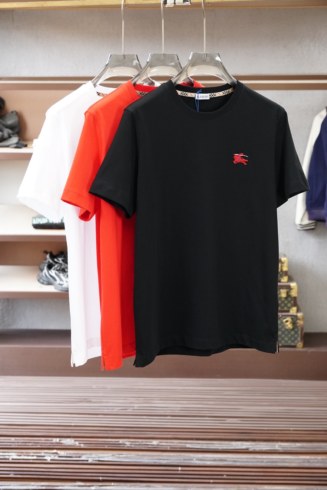 NO:836647,= BBR Burberry/26SS new spring and summer high-end short-sleeved T-shirt with round neck and embroidered logo on the front and chest. It is simple, low-key and luxurious, perfect for recognition, and trendy. The round neck is simple, the same style for men and women, and it is also great for couples!  It can be easily controlled for daily outings and outdoor activities. Paired with jeans or shorts, you can easily get advanced casual style. Made of exclusive linen fabric for summer, the fabric has high-end texture, soft and silky, excellent elasticity, anti-wrinkle and anti-yellowing, and will not be easily deformed after long-term wear and washing; black, white, red M/XXXL, burberry, shorts, jeans, T-shirt, tees, t-shirt,19860909= BBR巴宝莉/26SS春夏新品圆领高端短袖T恤,正面胸前刺绣Logo,简约低调奢华,辨识度满分,潮流感爆棚,圆领简约,男女同款,情侣穿也很赞！日常出街、户外活动都能轻松驾驭,搭配牛仔裤或短裤,轻松get高级休闲风采用夏天专属麻料面料制成,面料质感高端、柔软丝滑,弹性优良抗皱抗黄,久穿久洗不易变形；黑色 白色,红M/XXXL,,burberry,shorts,jeans,T-shirt,tees，t-shirt,,Men's clothing