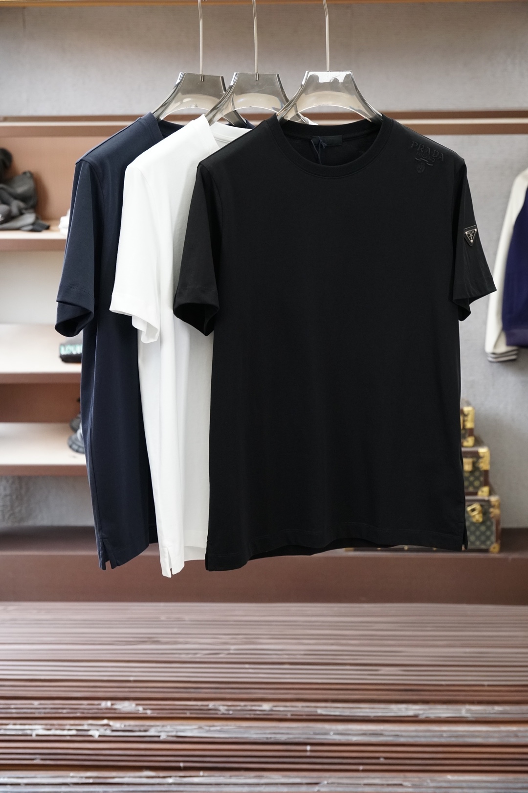 NO:836651,= Prada Prada-26SS new spring and summer round neck high-end short-sleeved T-shirt, logo embroidered on the front and chest, simple, low-key and luxurious, perfect recognition, trendy, simple round neck, same style for men and women, great for couples!  It can be easily controlled for daily outings and outdoor activities. Pair it with jeans or shorts, and you can easily get high-end casual style. It is made of exclusive linen fabric for summer. The fabric has high-end texture, soft and silky, excellent elasticity, anti-wrinkle and anti-yellowing, and is not easy to deform after long-term wear and washing; black, white, blue XXXL, prada, prada, shorts, jeans, T-shirt, tees, t-shirt,19860909= Prada普拉达-26SS春夏新品圆领高端短袖T恤,正面胸前刺绣Logo,简约低调奢华,辨识度满分,潮流感爆棚,圆领简约,男女同款,情侣穿也很赞！日常出街、户外活动都能轻松驾驭,搭配牛仔裤或短裤,轻松get高级休闲风采用夏天专属麻料面料制成,面料质感高端、柔软丝滑,弹性优良抗皱抗黄,久穿久洗不易变形；黑色 白色,蓝XXXL,,prada,prada,shorts,jeans,T-shirt,tees，t-shirt,,Men's clothing