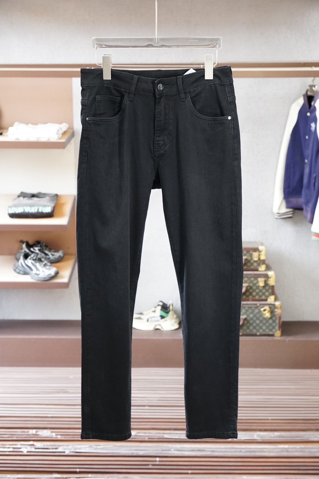 NO:836638,Valentino-_2026 spring and summer straight jeans series new godfather-level washed jeans Luxurious 25//ss official website counter 9000 Dayang new products hot-selling Original replica leather brand highly recommended Complex craftsmanship + washed foreign trade Quality and detail processing are in place Luxurious detailed hardware accessories Elastic slim straight pants Size. 29-38, 35 but not 37, valentino,jeans,19860909华伦天奴-_2026春夏直筒牛仔裤系列新品教父级洗水牛仔裤 奢华感25//ss官网专柜9000大洋新品热销 原版复刻皮牌 重磅强烈推荐 复杂工艺工艺+洗水外贸 品质感细节处理满满到位 奢华感细节五金辅料 弹力修身直筒裤型 尺码.29-38有35无37码,,valentino,jeans,,Men's clothing