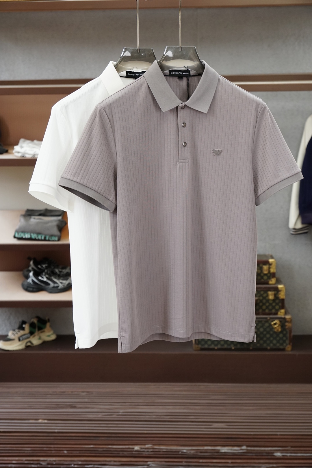 NO:836634,Armani/2026ss new product launched, classic refreshed high-end pique Polo shirt  The fabric is made of black technology, giving you a comfortable and luxurious feeling. It is made of double-sided pique mesh fabric, with a three-dimensional pique texture intertwined with warp and weft. It has a breathable mesh structure. It can keep your skin dry at all times when wearing it in summer, saying goodbye to stuffiness and stickiness; the double-sided weaving process makes the fabric more stiff and wear-resistant.  It is not easy to deform after being worn for a long time. It is neat and stylish when worn casually. It is anti-wrinkle and easy to care for, making it the best choice for business trips. The classic Polo collar is matched with contrasting striped piping, and the neat lines outline the neck contour, giving it a full sense of business formality; the exquisite embroidered logo on the left chest is low-key.  Highlighting the brand style, it is unobtrusive but has its own recognition; whether it is worn alone for casual daily use, or worn with a suit to interpret the business elite style, it can easily hold up in various scenes. From fabric selection to tailoring and sewing, every process follows the production standards of big brands, and is three-dimensional  The cut fits the body shape without being tight, taking into account both comfort and aesthetics. The fusion of double-sided pique texture and classic design makes this Polo shirt not only a piece of clothing, but also a business card of your taste. Sizes M-3XL, armani, business  suit,19860909阿玛尼/ 2026ss新品上线 经典焕新高端珠地Polo衫 面料黑科技,穿出来的舒适奢感,采用双面珠地网眼面料打造,经纬交织的立体珠地肌理,自带透气网孔结构,夏日穿着时刻保持肌肤干爽,告别闷热黏腻；双面织造工艺让面料更挺括耐磨,久穿不易变形,随手一搭都是利落型格,抗皱易打理的特性,更是商旅出行的不二之选.经典Polo领搭配撞色条纹滚边,利落线条勾勒颈部轮廓,商务正式感拉满；左胸精致刺绣标识,低调彰显品牌格调,不张扬却自带辨识度；无论是单穿打造休闲日常,还是内搭西装诠释商务精英范,都能轻松hold住各种场景.从面料甄选到剪裁缝制,每一道工序都遵循大牌制作标准,立体剪裁贴合身形不紧绷,兼顾舒适与版型美感.双面珠地的质感与经典设计的融合,让这件Polo衫不止是一件服饰,更是你的品位名片.尺码M-3XL,,armani,business suit,,Men's clothing