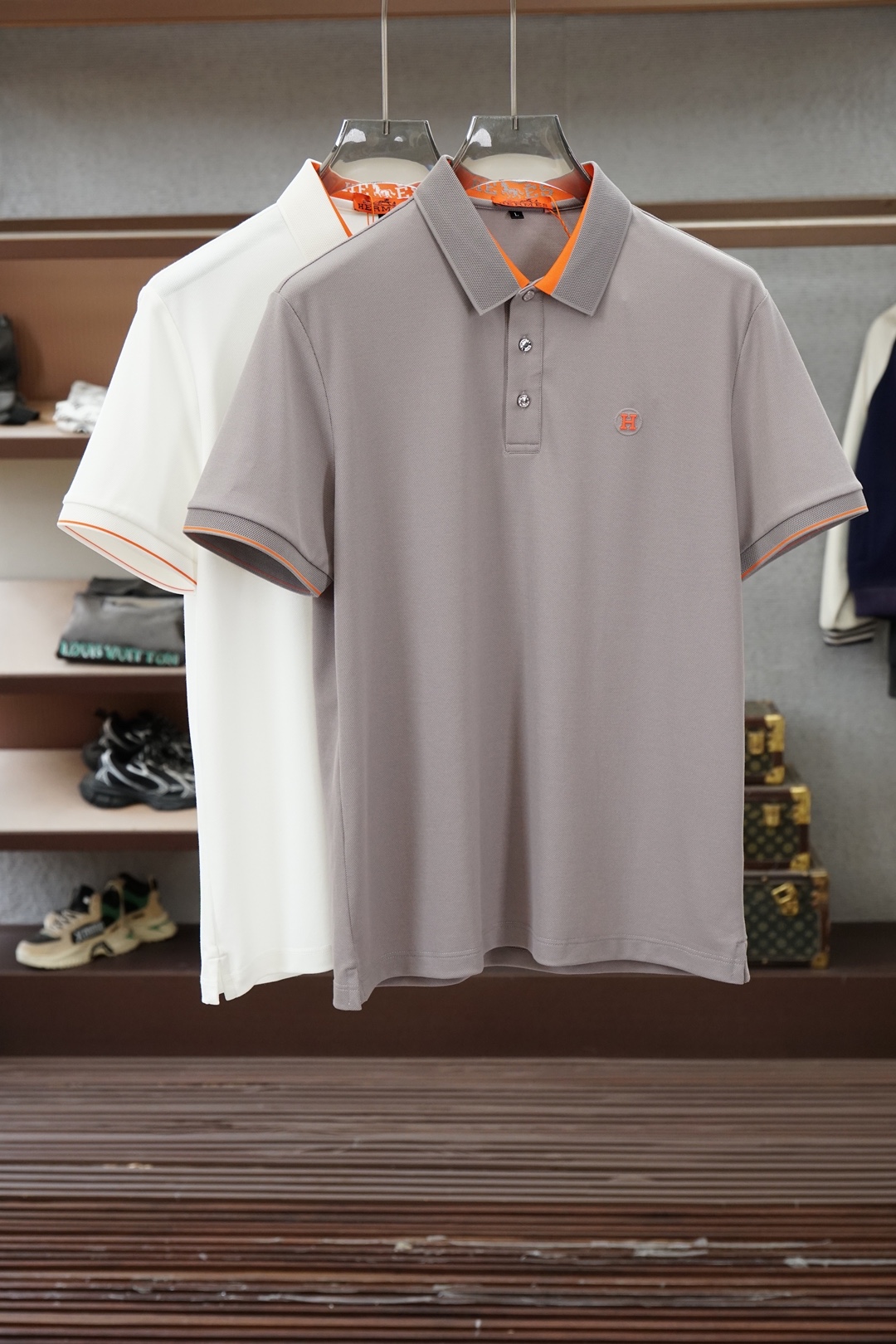 NO:836637,Hermes, Hermes_ 2026ss new product launched, classic refreshed high-end pique Polo shirt  The fabric is made of black technology, giving you a comfortable and luxurious feeling. It is made of double-sided pique mesh fabric. The three-dimensional pique texture is intertwined with warp and weft. It has a breathable mesh structure. It keeps the skin dry at all times when wearing it in summer, saying goodbye to stuffiness and stickiness. The double-sided weaving process makes the fabric more stiff and wear-resistant, and can be worn for a long time.  It is not easy to deform, and can be worn with any style. It is neat and stylish, and it is anti-wrinkle and easy to care for. It is the best choice for business trips. The classic Polo collar is matched with contrasting striped piping, and the neat lines outline the neck outline, giving a full sense of business formality; the exquisite embroidered logo on the left chest low-key highlights the brand  The style is unobtrusive yet self-recognizable; whether worn alone for casual everyday use or paired with a suit for a business elite look, it can easily hold up in various scenarios. From fabric selection to cutting and sewing, every process follows the production standards of big brands, and the three-dimensional tailoring fits the body.  The shape is not tight, taking into account both comfort and aesthetics. The fusion of double-sided pique texture and classic design makes this Polo shirt not only a piece of clothing, but also a business card of your taste. Sizes M-3XL,,hermes,hermes,business  suit,19860909爱马仕,Hermes_ 2026ss新品上线 经典焕新高端珠地Polo衫 面料黑科技,穿出来的舒适奢感,采用双面珠地网眼面料打造,经纬交织的立体珠地肌理,自带透气网孔结构,夏日穿着时刻保持肌肤干爽,告别闷热黏腻；双面织造工艺让面料更挺括耐磨,久穿不易变形,随手一搭都是利落型格,抗皱易打理的特性,更是商旅出行的不二之选.经典Polo领搭配撞色条纹滚边,利落线条勾勒颈部轮廓,商务正式感拉满；左胸精致刺绣标识,低调彰显品牌格调,不张扬却自带辨识度；无论是单穿打造休闲日常,还是内搭西装诠释商务精英范,都能轻松hold住各种场景.从面料甄选到剪裁缝制,每一道工序都遵循大牌制作标准,立体剪裁贴合身形不紧绷,兼顾舒适与版型美感.双面珠地的质感与经典设计的融合,让这件Polo衫不止是一件服饰,更是你的品位名片.尺码M-3XL,,hermes,hermes,business suit,,Men's clothing