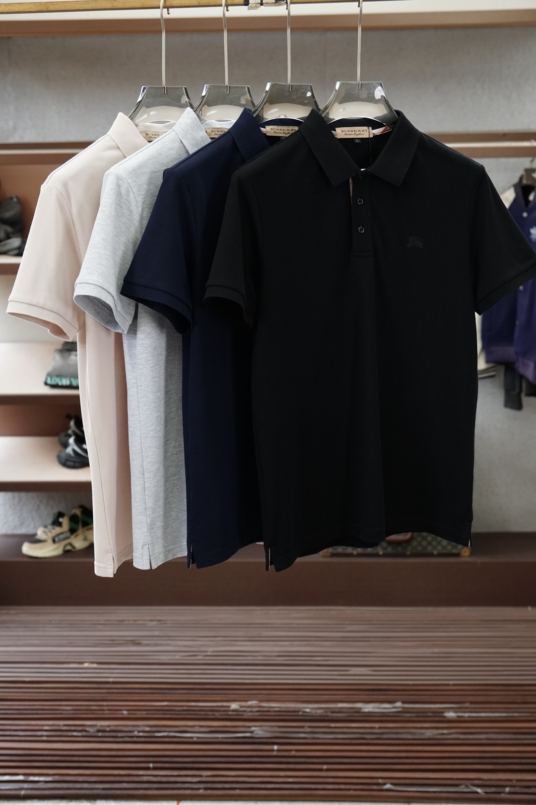 NO:836641,BBR Burberry/2026ss new product launched, classic refreshed high-end pique Polo shirt  The fabric is made of black technology and feels comfortable and luxurious when worn. It is made of double-sided piqué mesh fabric, with a three-dimensional piqué texture intertwined with warp and weft. It has a breathable mesh structure. It can keep your skin dry at all times when wearing it in summer, saying goodbye to stuffiness and stickiness. The double-sided weaving process makes the fabric more stiff, wear-resistant and long-lasting.  It is not easy to deform when worn, and it is neat and stylish when worn casually. It is anti-wrinkle and easy to take care of, making it the best choice for business trips. The classic Polo collar is matched with contrasting striped piping, and the neat lines outline the neck outline, giving a full sense of business formality; the exquisite embroidered logo on the left chest is low-key and elegant.  It shows the brand style, is not ostentatious but has its own recognition; whether it is worn alone to create a casual everyday, or worn with a suit to interpret the business elite style, it can easily hold up in various scenes. From fabric selection to cutting and sewing, every process follows the production standards of big brands, and the three-dimensional cutting  It is cut to fit the body shape without being tight, taking into account comfort and aesthetics. The fusion of double-sided pique texture and classic design makes this Polo shirt not only a piece of clothing, but also a business card of your taste. Sizes M-3XL, burberry, business  suit,19860909BBR巴宝莉/ 2026ss新品上线 经典焕新高端珠地Polo衫 面料黑科技,穿出来的舒适奢感,采用双面珠地网眼面料打造,经纬交织的立体珠地肌理,自带透气网孔结构,夏日穿着时刻保持肌肤干爽,告别闷热黏腻；双面织造工艺让面料更挺括耐磨,久穿不易变形,随手一搭都是利落型格,抗皱易打理的特性,更是商旅出行的不二之选.经典Polo领搭配撞色条纹滚边,利落线条勾勒颈部轮廓,商务正式感拉满；左胸精致刺绣标识,低调彰显品牌格调,不张扬却自带辨识度；无论是单穿打造休闲日常,还是内搭西装诠释商务精英范,都能轻松hold住各种场景.从面料甄选到剪裁缝制,每一道工序都遵循大牌制作标准,立体剪裁贴合身形不紧绷,兼顾舒适与版型美感.双面珠地的质感与经典设计的融合,让这件Polo衫不止是一件服饰,更是你的品位名片.尺码M-3XL,,burberry,business suit,,Men's clothing