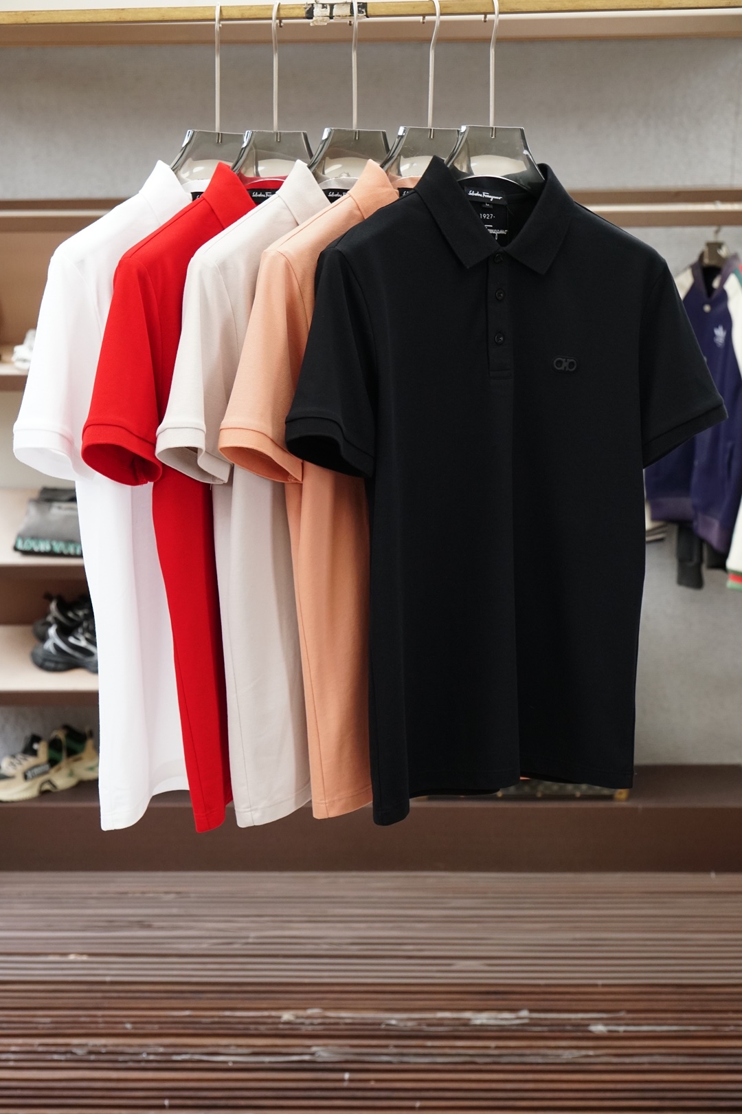 NO:836674,Ferragamo ~ 2026ss new product launched, classic refreshed high-end pique Polo shirt  The fabric is made of black technology and feels comfortable and luxurious when worn. It is made of double-sided piqué mesh fabric, with a three-dimensional piqué texture intertwined with warp and weft. It has a breathable mesh structure. It can keep your skin dry at all times when wearing it in summer, saying goodbye to stuffiness and stickiness. The double-sided weaving process makes the fabric more stiff, wear-resistant and long-lasting.  It is not easy to deform when worn, and it is neat and stylish when worn casually. It is anti-wrinkle and easy to take care of, making it the best choice for business trips. The classic Polo collar is matched with contrasting striped piping, and the neat lines outline the neck outline, giving a full sense of business formality; the exquisite embroidered logo on the left chest is low-key.  The brand style is unobtrusive yet self-recognizable; whether worn alone for casual everyday use or worn under a suit for a business elite look, it can easily hold up in various scenarios. From fabric selection to cutting and sewing, every process follows the production standards of big brands and is three-dimensional tailoring.  It fits the body shape without being tight, taking into account both comfort and aesthetics. The fusion of double-sided pique texture and classic design makes this Polo shirt not only a piece of clothing, but also a business card of your taste. Sizes M-3XL, ferragamo, business  suit,19860909菲拉格慕～ 2026ss新品上线 经典焕新高端珠地Polo衫 面料黑科技,穿出来的舒适奢感,采用双面珠地网眼面料打造,经纬交织的立体珠地肌理,自带透气网孔结构,夏日穿着时刻保持肌肤干爽,告别闷热黏腻；双面织造工艺让面料更挺括耐磨,久穿不易变形,随手一搭都是利落型格,抗皱易打理的特性,更是商旅出行的不二之选.经典Polo领搭配撞色条纹滚边,利落线条勾勒颈部轮廓,商务正式感拉满；左胸精致刺绣标识,低调彰显品牌格调,不张扬却自带辨识度；无论是单穿打造休闲日常,还是内搭西装诠释商务精英范,都能轻松hold住各种场景.从面料甄选到剪裁缝制,每一道工序都遵循大牌制作标准,立体剪裁贴合身形不紧绷,兼顾舒适与版型美感.双面珠地的质感与经典设计的融合,让这件Polo衫不止是一件服饰,更是你的品位名片.尺码M-3XL,,ferragamo,business suit,,Men's clothing