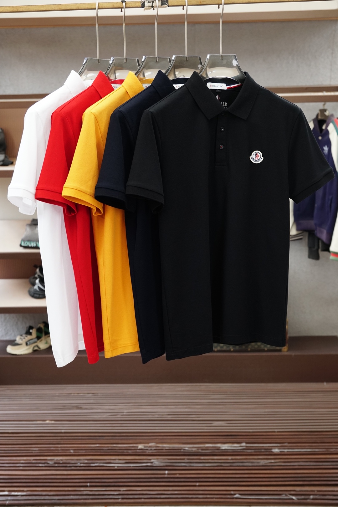 NO:836687,Mengkou - 2026ss new product launched, classic refreshed high-end pique Polo shirt  The fabric is made of black technology and feels comfortable and luxurious when worn. It is made of double-sided piqué mesh fabric, with a three-dimensional piqué texture intertwined with warp and weft. It has a breathable mesh structure. It can keep your skin dry at all times when wearing it in summer, saying goodbye to stuffiness and stickiness. The double-sided weaving process makes the fabric more stiff, wear-resistant and long-lasting.  It is not easy to deform when worn, and it is neat and stylish when worn casually. It is anti-wrinkle and easy to take care of, making it the best choice for business trips. The classic Polo collar is matched with contrasting striped piping, and the neat lines outline the neck outline, giving a full sense of business formality; the exquisite embroidered logo on the left chest is low-key and elegant.  It shows the brand style, is not ostentatious but has its own recognition; whether it is worn alone to create a casual everyday, or worn with a suit to interpret the business elite style, it can easily hold up in various scenes. From fabric selection to cutting and sewing, every process follows the production standards of big brands, and the three-dimensional cutting  It is cut to fit the body shape without being tight, taking into account both comfort and aesthetics. The fusion of double-sided pique texture and classic design makes this Polo shirt not only a piece of clothing, but also a business card of your taste. Sizes M-3XL, Moncler, business  suit,19860909蒙口- 2026ss新品上线 经典焕新高端珠地Polo衫 面料黑科技,穿出来的舒适奢感,采用双面珠地网眼面料打造,经纬交织的立体珠地肌理,自带透气网孔结构,夏日穿着时刻保持肌肤干爽,告别闷热黏腻；双面织造工艺让面料更挺括耐磨,久穿不易变形,随手一搭都是利落型格,抗皱易打理的特性,更是商旅出行的不二之选.经典Polo领搭配撞色条纹滚边,利落线条勾勒颈部轮廓,商务正式感拉满；左胸精致刺绣标识,低调彰显品牌格调,不张扬却自带辨识度；无论是单穿打造休闲日常,还是内搭西装诠释商务精英范,都能轻松hold住各种场景.从面料甄选到剪裁缝制,每一道工序都遵循大牌制作标准,立体剪裁贴合身形不紧绷,兼顾舒适与版型美感.双面珠地的质感与经典设计的融合,让这件Polo衫不止是一件服饰,更是你的品位名片.尺码M-3XL,,Moncler,business suit,,Men's clothing