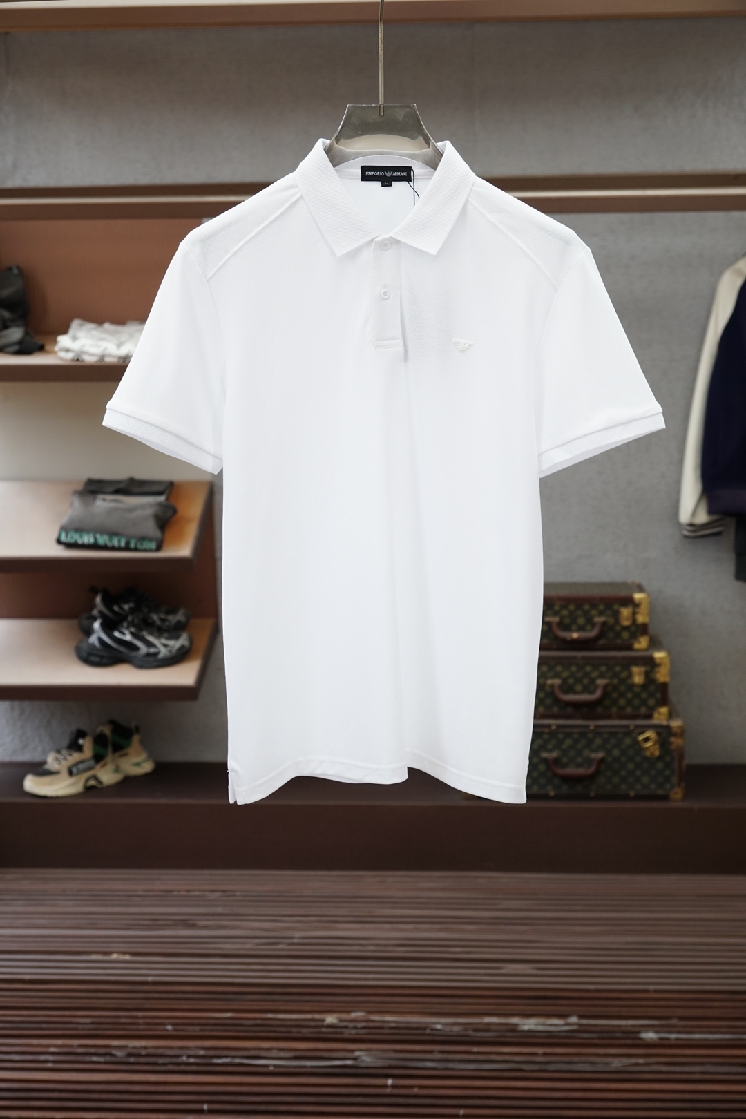 NO:836682,Armani - 2026ss new product launched, classic refreshed high-end pique Polo shirt  The fabric is made of black technology, giving you a comfortable and luxurious feeling. It is made of double-sided pique mesh fabric, with a three-dimensional pique texture intertwined with warp and weft. It has a breathable mesh structure. It can keep your skin dry at all times when wearing it in summer, saying goodbye to stuffiness and stickiness; the double-sided weaving process makes the fabric more stiff and wear-resistant.  It is not easy to deform after being worn for a long time. It is neat and stylish when worn casually. It is anti-wrinkle and easy to care for, making it the best choice for business trips. The classic Polo collar is matched with contrasting striped piping, and the neat lines outline the neck contour, giving it a full sense of business formality; the exquisite embroidered logo on the left chest is low-key.  Highlighting the brand style, it is unobtrusive but has its own recognition; whether it is worn alone for casual daily use, or worn with a suit to interpret the business elite style, it can easily hold up in various scenes. From fabric selection to tailoring and sewing, every process follows the production standards of big brands, and is three-dimensional  The cut fits the body shape without being tight, taking into account both comfort and aesthetics. The fusion of double-sided pique texture and classic design makes this Polo shirt not only a piece of clothing, but also a business card of your taste. Sizes M-3XL, armani, business  suit,19860909阿玛尼- 2026ss新品上线 经典焕新高端珠地Polo衫 面料黑科技,穿出来的舒适奢感,采用双面珠地网眼面料打造,经纬交织的立体珠地肌理,自带透气网孔结构,夏日穿着时刻保持肌肤干爽,告别闷热黏腻；双面织造工艺让面料更挺括耐磨,久穿不易变形,随手一搭都是利落型格,抗皱易打理的特性,更是商旅出行的不二之选.经典Polo领搭配撞色条纹滚边,利落线条勾勒颈部轮廓,商务正式感拉满；左胸精致刺绣标识,低调彰显品牌格调,不张扬却自带辨识度；无论是单穿打造休闲日常,还是内搭西装诠释商务精英范,都能轻松hold住各种场景.从面料甄选到剪裁缝制,每一道工序都遵循大牌制作标准,立体剪裁贴合身形不紧绷,兼顾舒适与版型美感.双面珠地的质感与经典设计的融合,让这件Polo衫不止是一件服饰,更是你的品位名片.尺码M-3XL,,armani,business suit,,Men's clothing