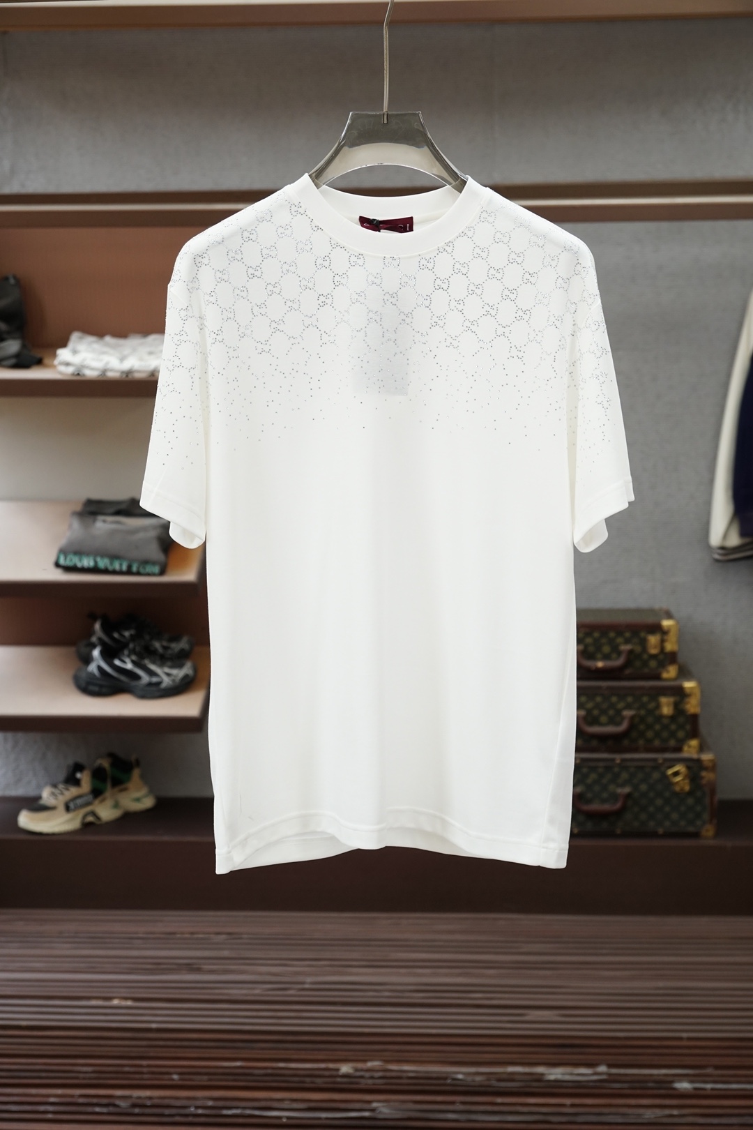 NO:836654,Gucci / 2026 spring and summer high-end series, the fabrics are all 160-textured ammonia cotton using the latest 3D printing three-dimensional textile technology of the store, which is three-dimensional, breathable, high-end, delicate and silky!  Feels like baby skin!  The fabric must be included in the series, the hot diamond gradient double G letter craft is fashionable and individual, the craftsmanship is complex, the original high-definition series, M-3XL loose version!  ,,gucci,19860909Gucci古奇/ 2026春夏高定系列,面料都是采用专柜最新3D打印立体纺织技术的160织肤氨绵,立体透气高端细腻丝滑！婴儿肌肤般的触感！面料必入系列,烫钻渐变双G字母工艺时尚个性,工艺复杂,原单高定系列,M-3XL宽松版型！,,gucci,,Men's clothing