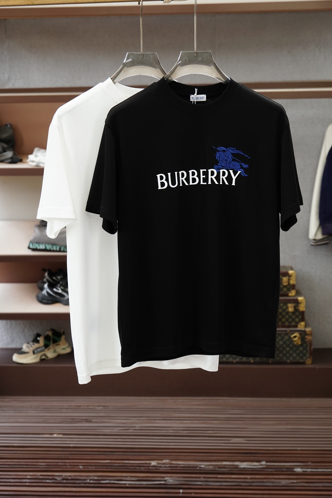 NO:836672,BBR Burberry / 2026 spring and summer high-end series, the fabrics are all 160-textured ammonia cotton using the latest 3D printing three-dimensional textile technology of the store, which is three-dimensional, breathable, high-end, delicate and silky!  Feels like baby skin!  The fabric must be included in the series, chest printing and embroidery three-dimensional fashion, detailed workmanship, complex craftsmanship, original high-definition series, M-3XL loose version!  ,,burberry,19860909BBR巴宝莉/ 2026春夏高定系列,面料都是采用专柜最新3D打印立体纺织技术的160织肤氨绵,立体透气高端细腻丝滑！婴儿肌肤般的触感！面料必入系列,胸前印花加刺绣立体式时尚,细节做工,工艺复杂,原单高定系列,M-3XL宽松版型！,,burberry,,Men's clothing